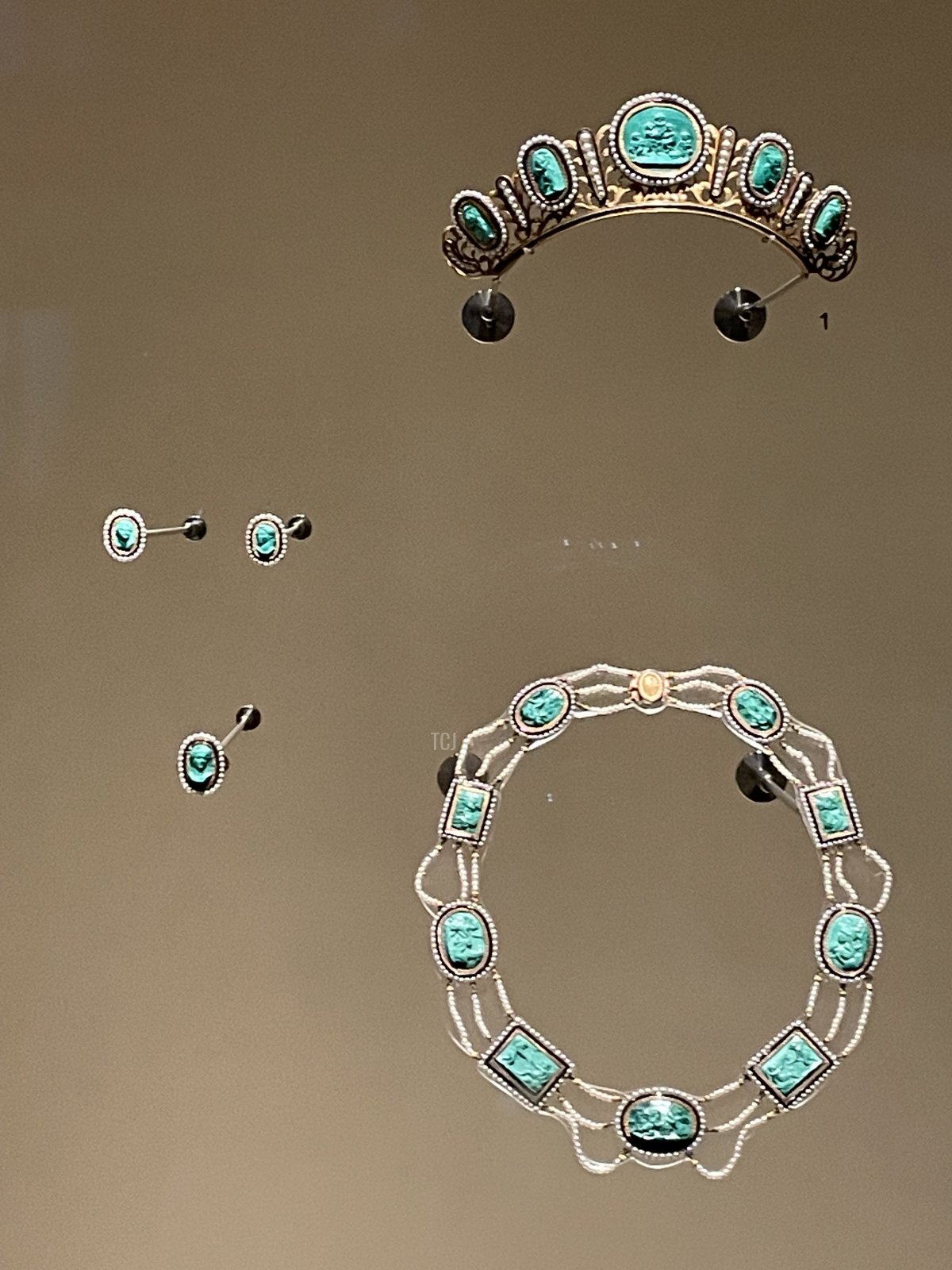 Una parure di gioielli d'oro, perle e malachite è esposta presso il Museo Nazionale del Qatar, 2023 (Foto gentilmente condivisa)