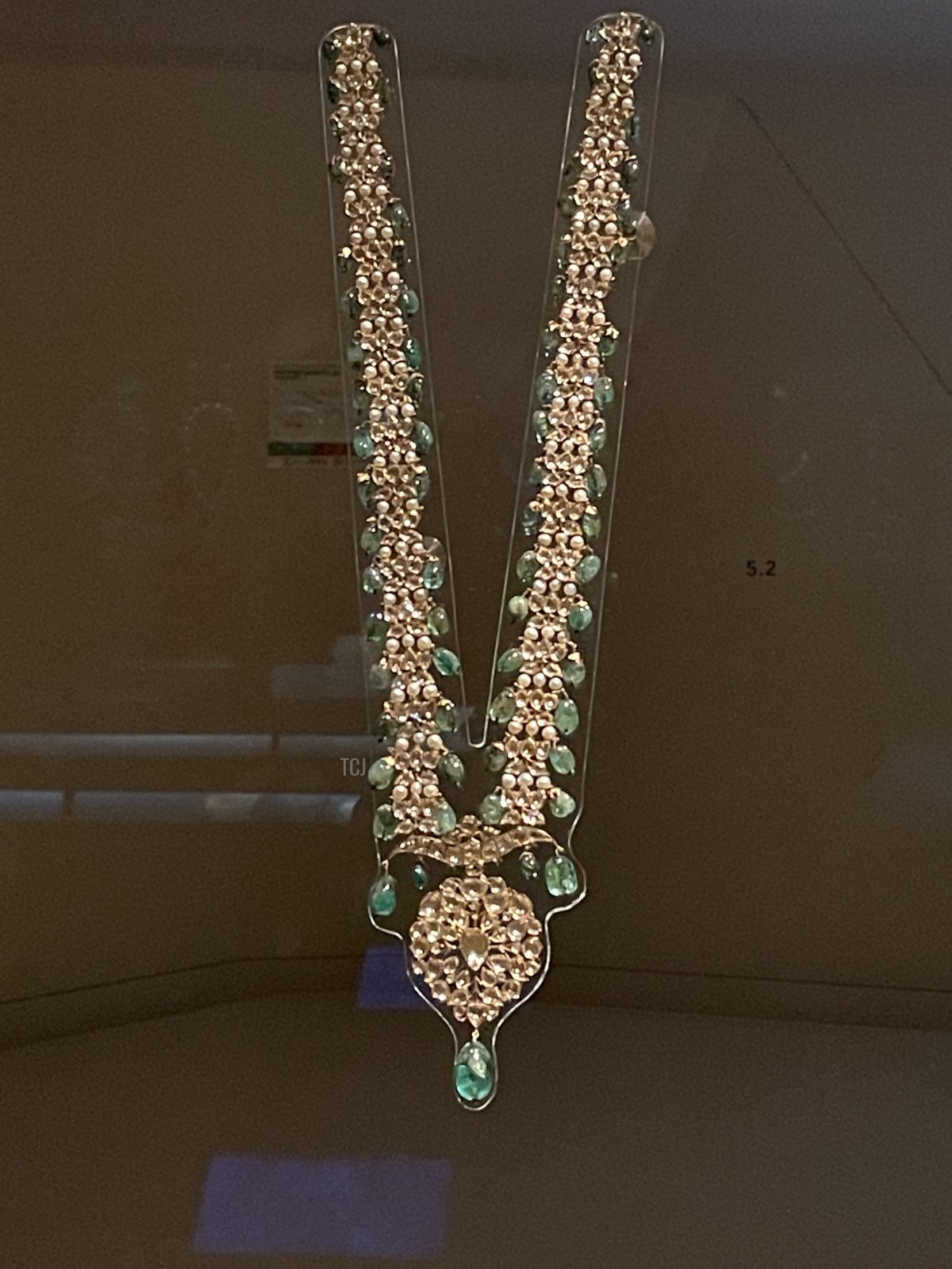 Una collana di smeraldi, diamanti e perle è esposta presso il Museo Nazionale del Qatar, 2023 (Foto gentilmente condivisa)