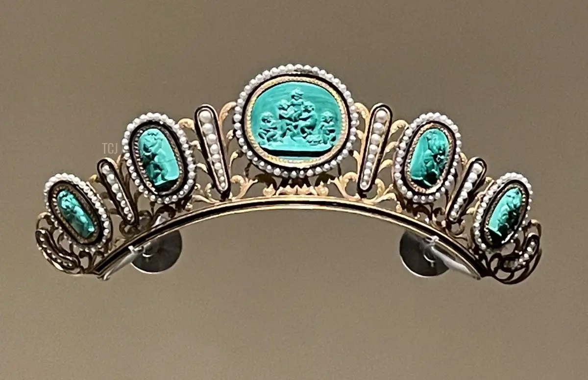 Una tiara di oro, perle e malachite è esposta presso il Museo Nazionale del Qatar, 2023 (Foto gentilmente condivisa)