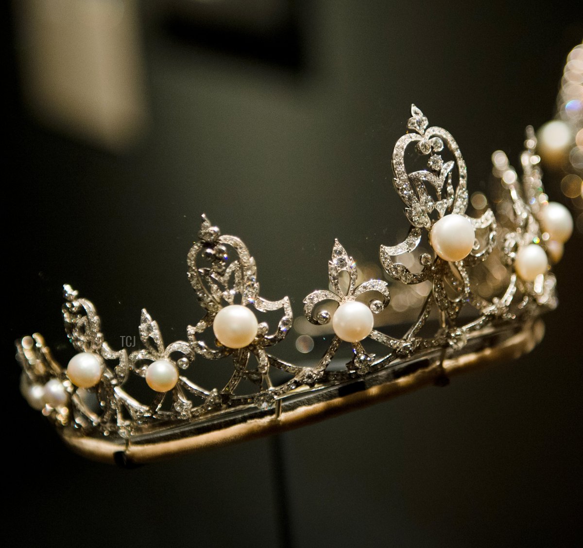 La tiara di diamanti e perle di Raine Spencer è esposta nella mostra 