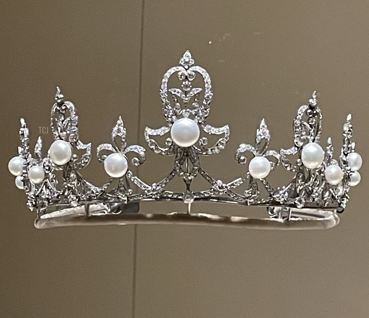 Una tiara di diamanti e perle è esposta presso il Museo Nazionale del Qatar, 2023 (Foto gentilmente condivisa)