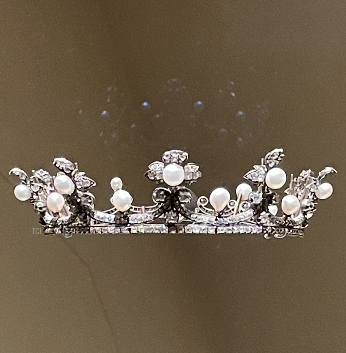 Una tiara di diamanti e perle è esposta presso il Museo Nazionale del Qatar, 2023 (Foto gentilmente condivisa)