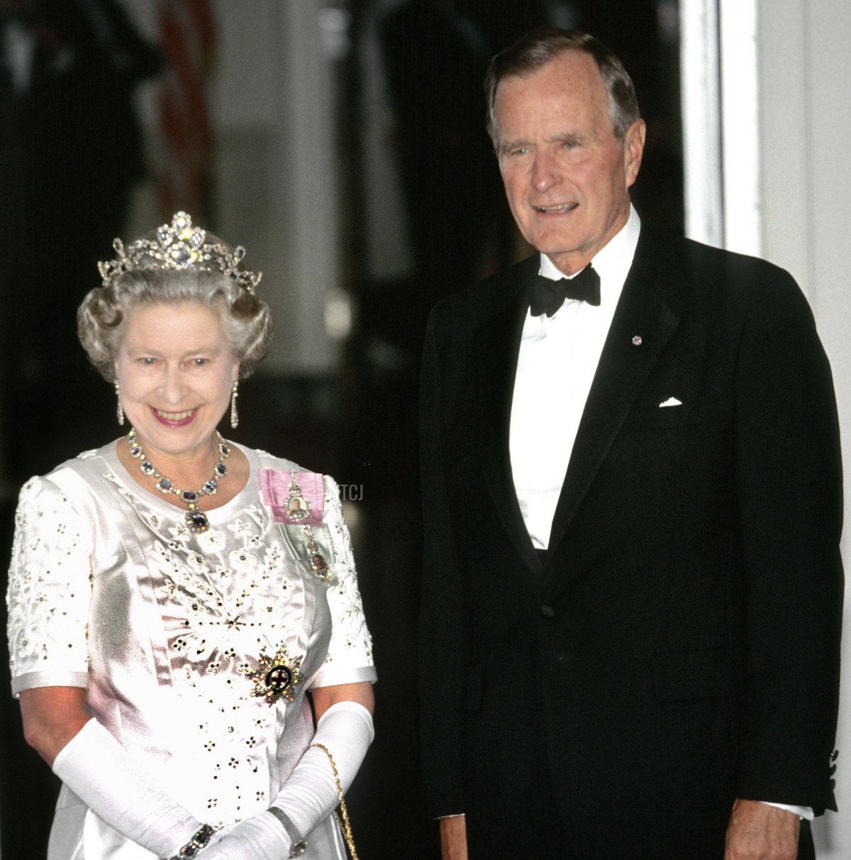 La Regina Elisabetta II e il Presidente George H.W. Bush partecipano a una cena di stato alla Casa Bianca a Washington, D.C., il 14 maggio 1991 (David Cooper/Alamy)