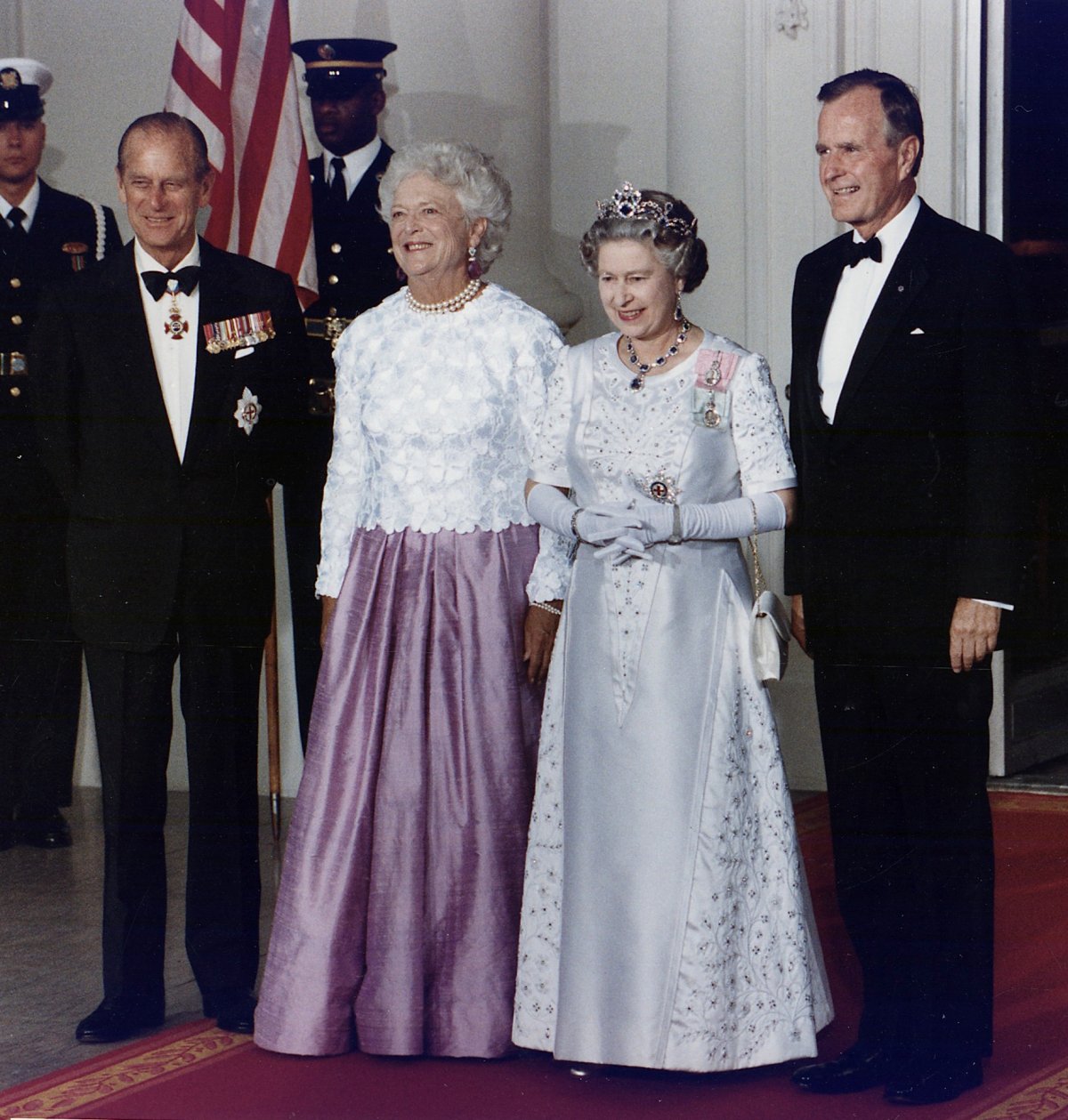 Il Duca di Edimburgo, la First Lady Barbara Bush, la Regina Elisabetta II, e il Presidente George H.W. Bush partecipano a una cena di stato alla Casa Bianca a Washington, D.C., il 14 maggio 1991 (Archivi Nazionali e Amministrazione Records/Wikimedia Commons)