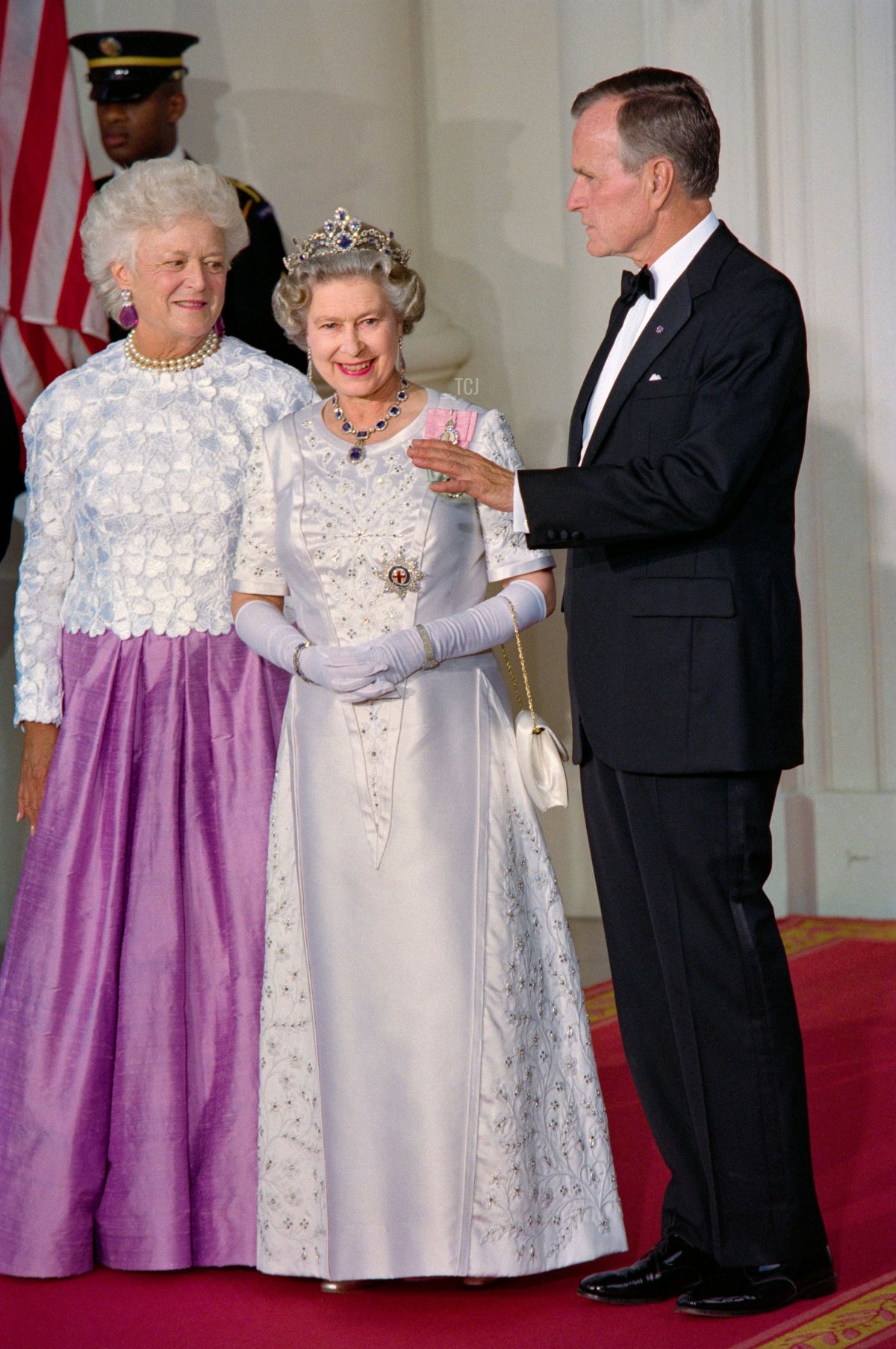 La First Lady Barbara Bush, la Regina Elisabetta II, e il Presidente George H.W. Bush partecipano a una cena di stato alla Casa Bianca a Washington, D.C., il 14 maggio 1991 (J. DAVID AKE/AFP via Getty Images)