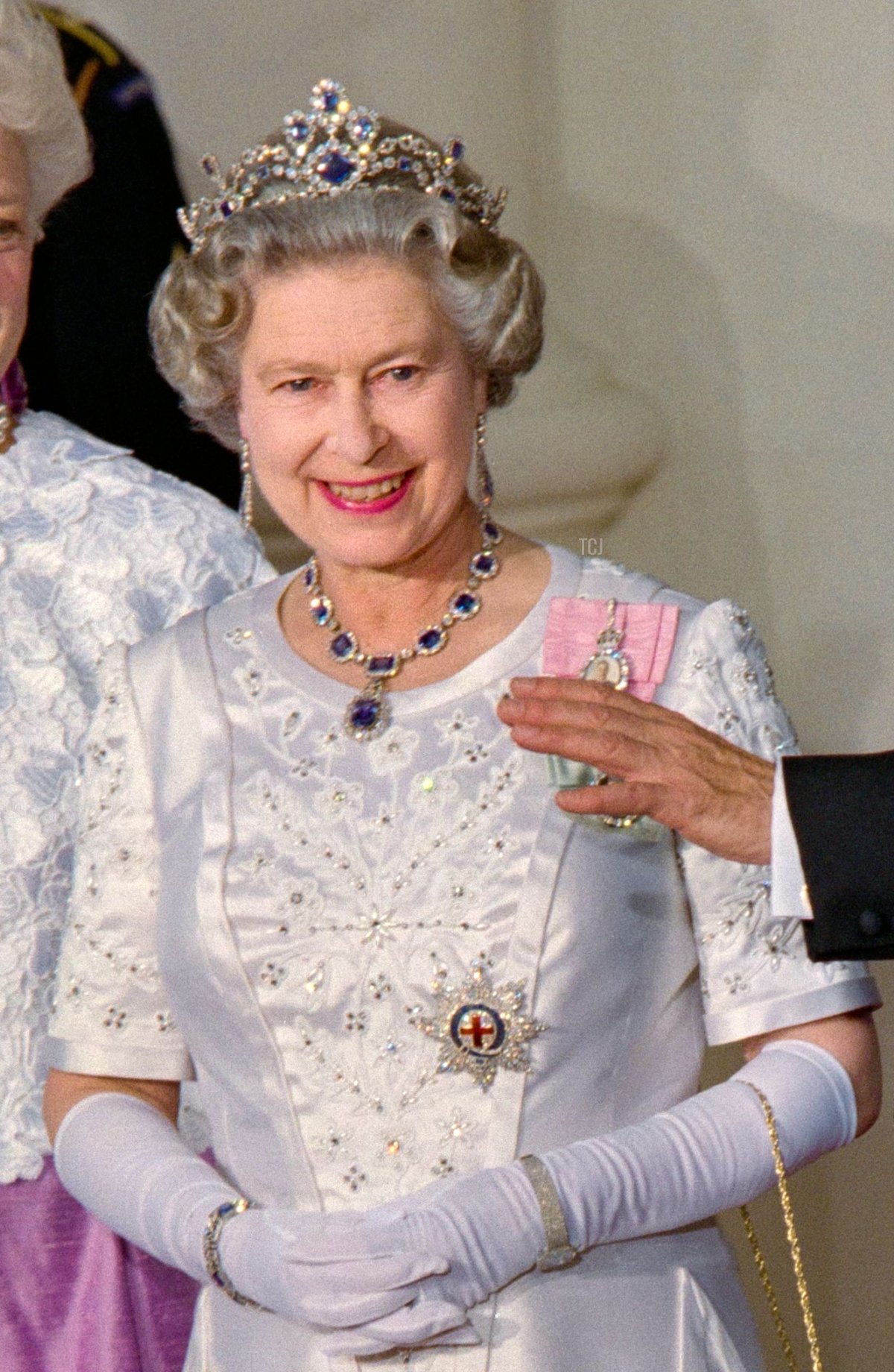 La Regina Elisabetta II partecipa a una cena di stato alla Casa Bianca a Washington, D.C., il 14 maggio 1991 (J. DAVID AKE/AFP via Getty Images)