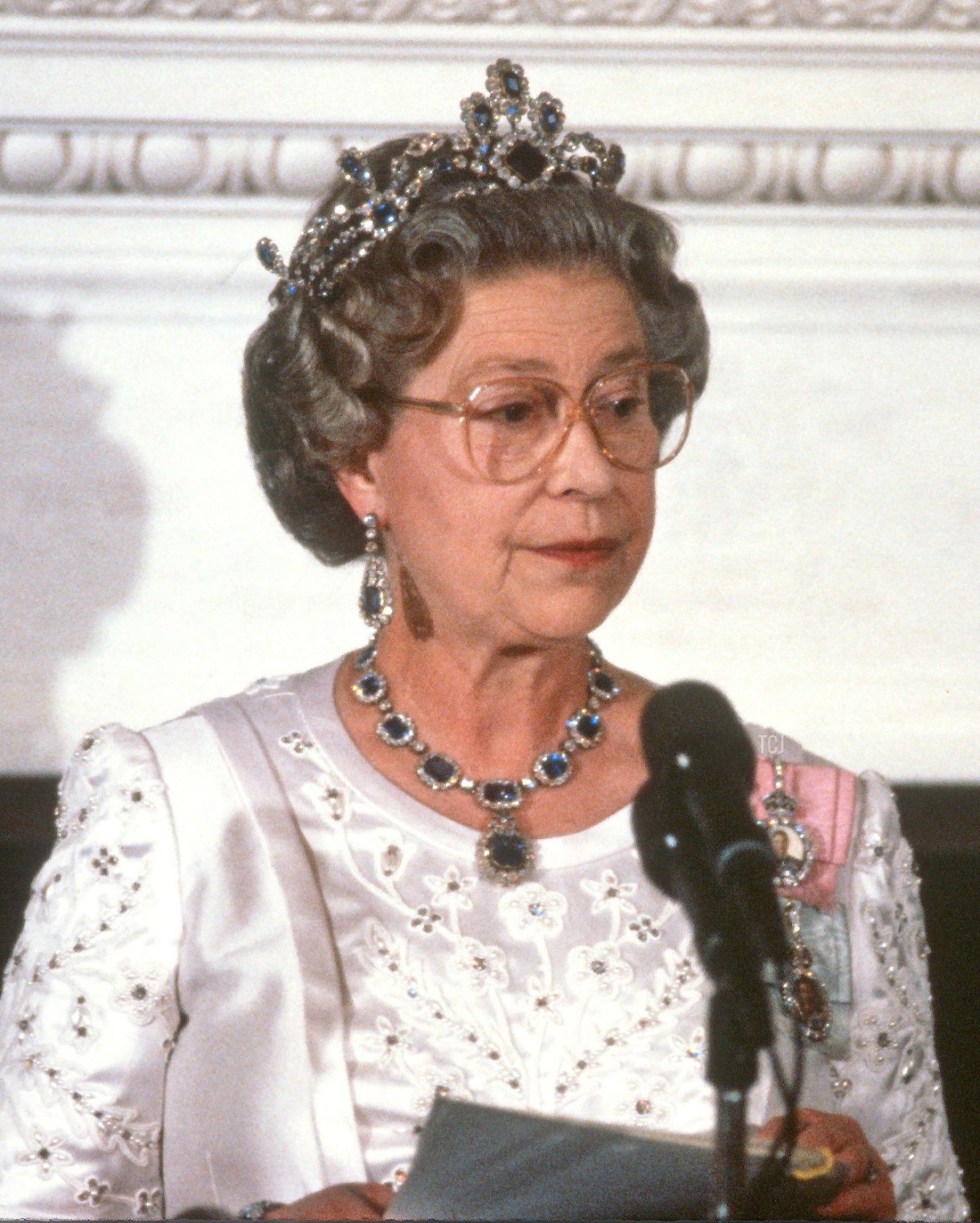 La Regina Elisabetta II partecipa a una cena di stato alla Casa Bianca a Washington, D.C., il 14 maggio 1991 (Robert Trippett/MediaPunch/Alamy)