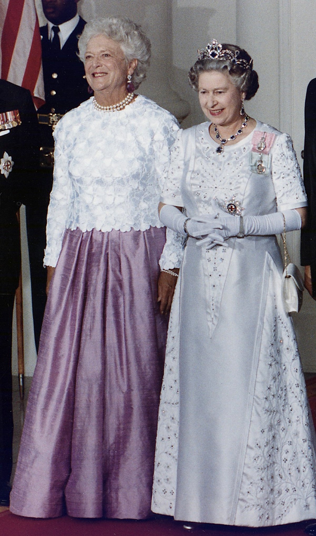 La First Lady Barbara Bush e la Regina Elisabetta II partecipano a una cena di stato alla Casa Bianca a Washington, D.C., il 14 maggio 1991 (Archivi Nazionali e Amministrazione Records/Wikimedia Commons)