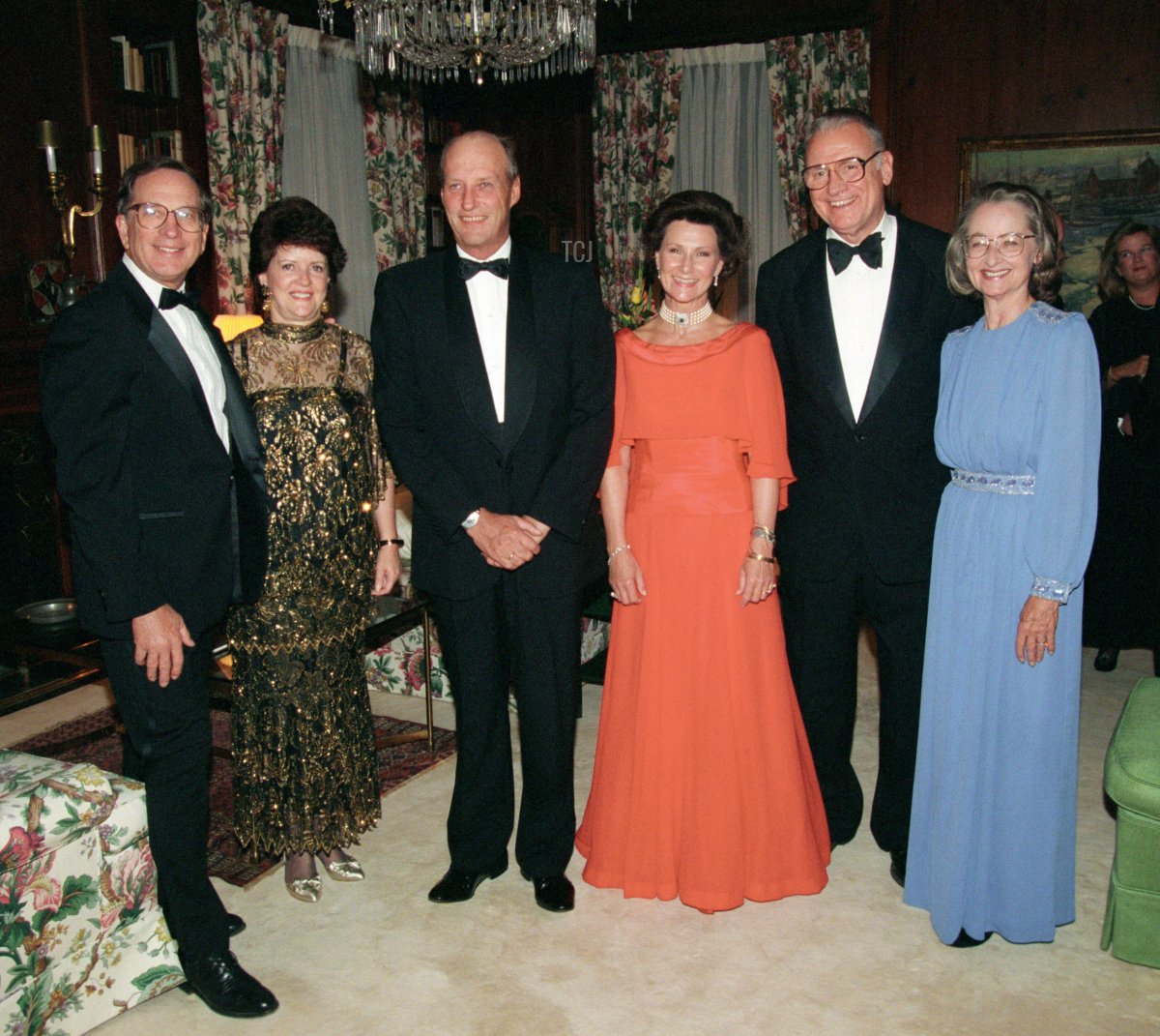 Re Harald V e Regina Sonja di Norvegia partecipano a una cena presso la residenza dell'ambasciatore norvegese a Washington, ottobre 1995 (Terje Bendiksby/NTB/Alamy)