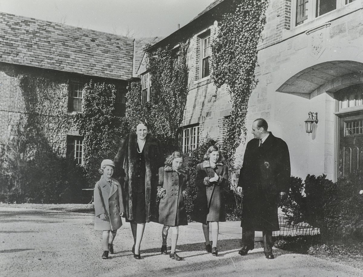 Principe Harald, Principessa Coronata Margherita, Principessa Astrid, Principessa Ingeborg e Principe Olav di Norvegia fotografati nel 1942 a Pook's Hill, Bethesda, Maryland (Archivi Nazionali di Norvegia/Wikimedia Commons)