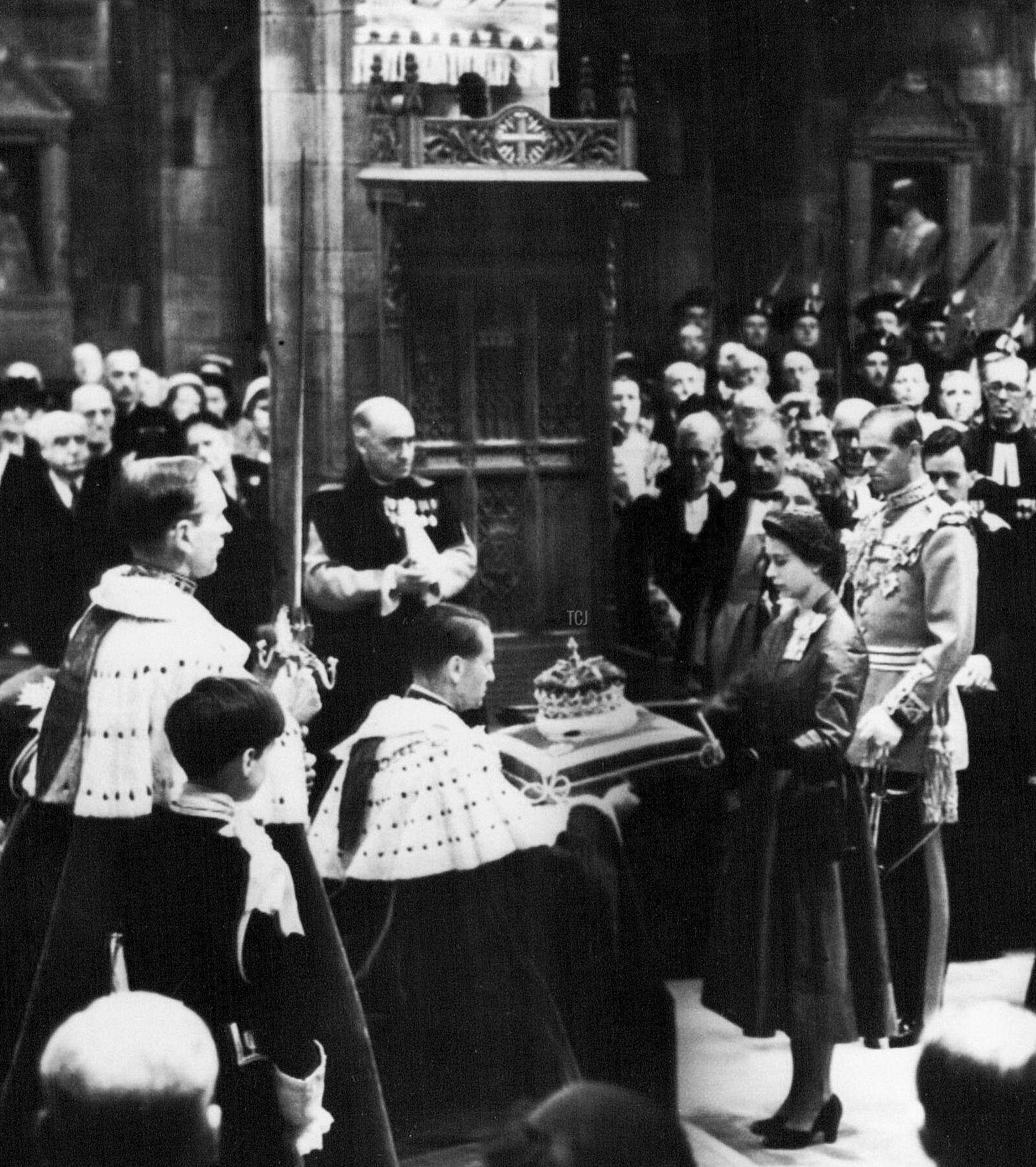 La Regina Elisabetta II restituisce la Corona di Scozia alla cura del Duca di Hamilton durante il Servizio Nazionale di Ringraziamento per la sua incoronazione nella Cattedrale di St. Giles, 25 giugno 1953 (Evening Standard/SuperStock/Alamy)