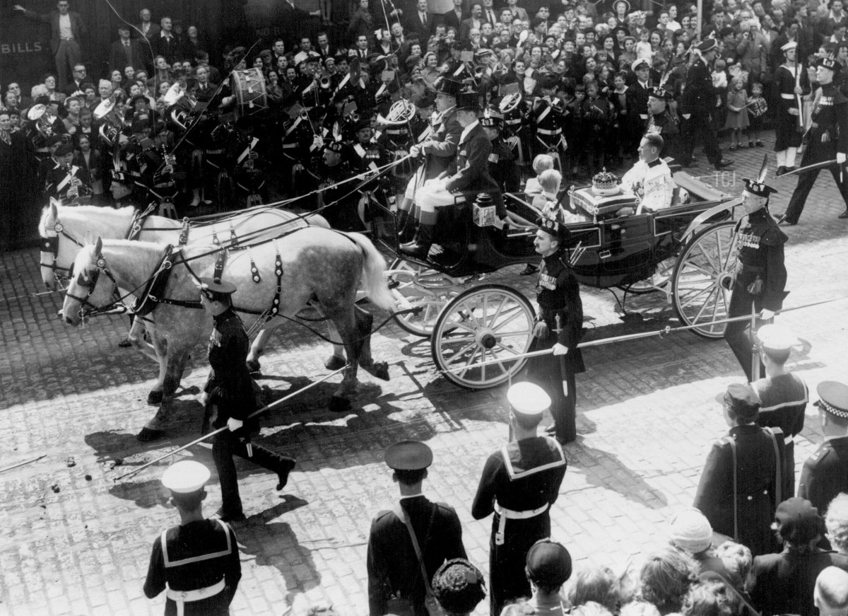 Il Duca di Hamilton porta la Corona di Scozia durante la processione lungo il Royal Mile, dopo il Servizio Nazionale di Ringraziamento per l'incoronazione della regina Elisabetta II nella Cattedrale di St. Giles, 24 giugno 1953 (SuperStock/Alamy)