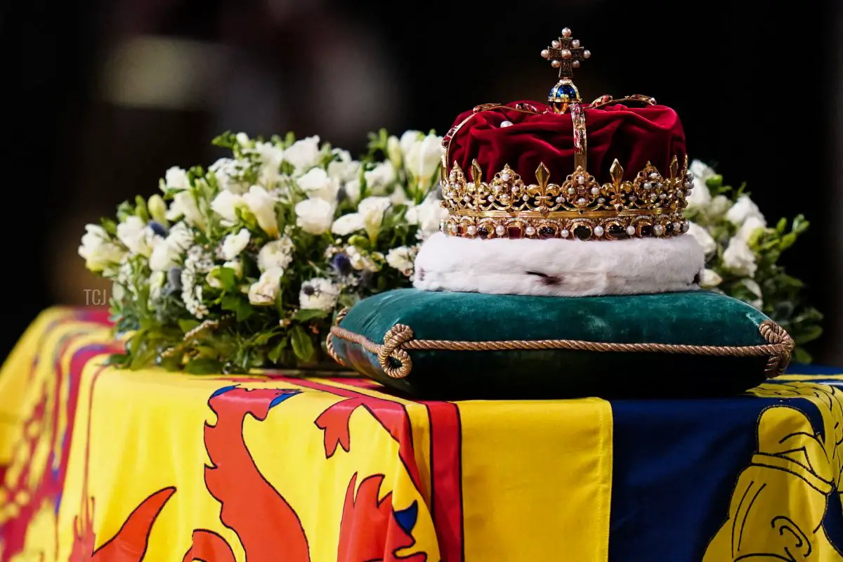 La Corona di Scozia si trova sopra la bara della regina Elisabetta II all'interno della Cattedrale di St. Giles a Edimburgo il 12 settembre 2022, durante un servizio di Ringraziamento per la sua vita (JANE BARLOW/POOL/AFP via Getty Images)