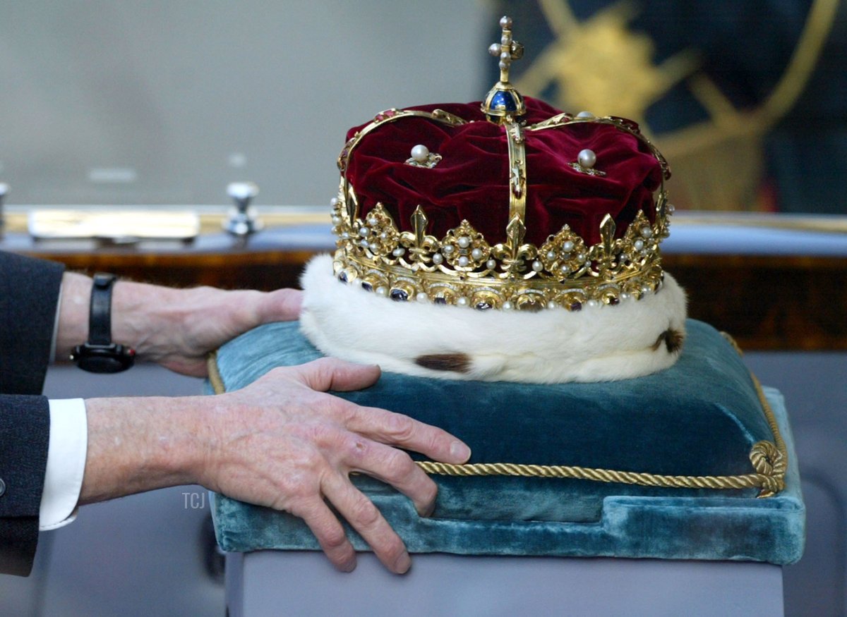 La Corona di Scozia scende lungo il Royal Mile mentre la Regina arriva per l'apertura formale del palazzo del Parlamento scozzese il 9 ottobre 2004 a Edimburgo, Scozia (Christopher Furlong/Getty Images)