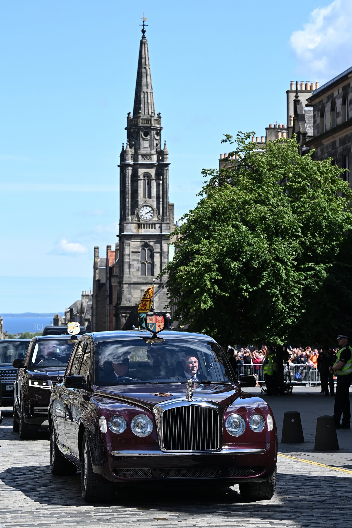 Il Re e la Regina vengono trasportati dal Palazzo di Holyroodhouse a un servizio di ringraziamento e dedicazione presso la Cattedrale di St Giles a Edimburgo il 5 luglio 2023 (Paul Ellis - WPA Pool/Getty Images)