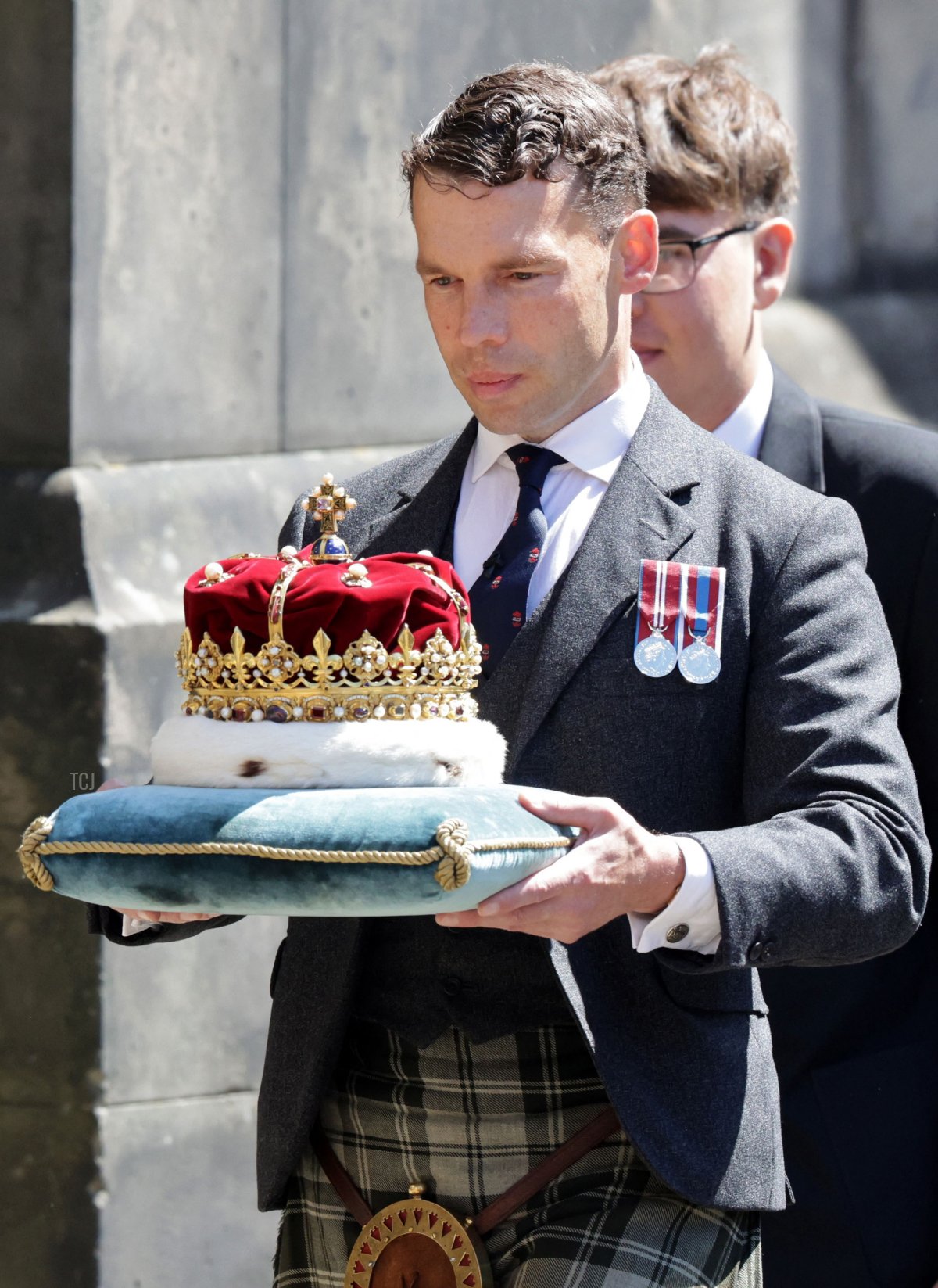 Il Duca di Hamilton e Brandon porta la Corona di Scozia mentre arriva per un servizio di ringraziamento e dedicazione presso la Cattedrale di St Giles a Edimburgo il 5 luglio 2023 (CHRIS JACKSON/POOL/AFP via Getty Images)