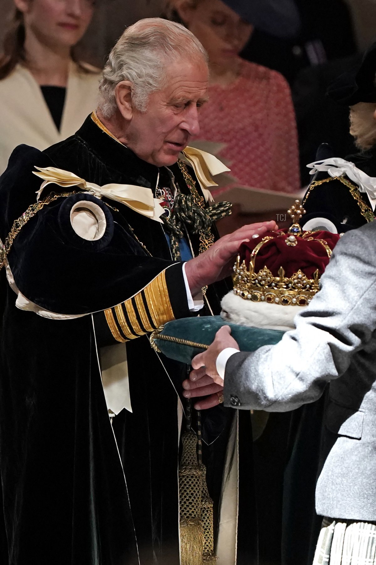 Il Re Carlo III tocca la Corona di Scozia durante un servizio di ringraziamento e dedicazione presso la Cattedrale di St Giles a Edimburgo il 5 luglio 2023 (ANDREW MILLIGAN/POOL/AFP via Getty Images)