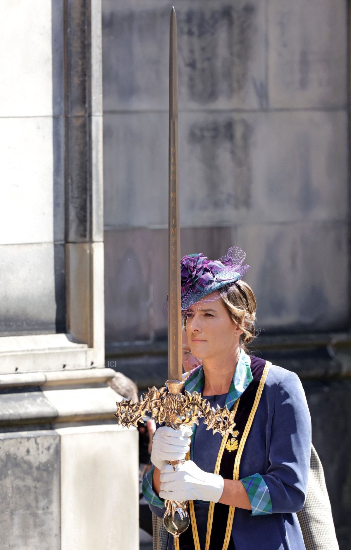 Dame Katherine Grainger porta la Spada di Elisabetta mentre arriva per un servizio di ringraziamento e dedicazione presso la Cattedrale di St Giles a Edimburgo il 5 luglio 2023 (CHRIS JACKSON/POOL/AFP via Getty Images)