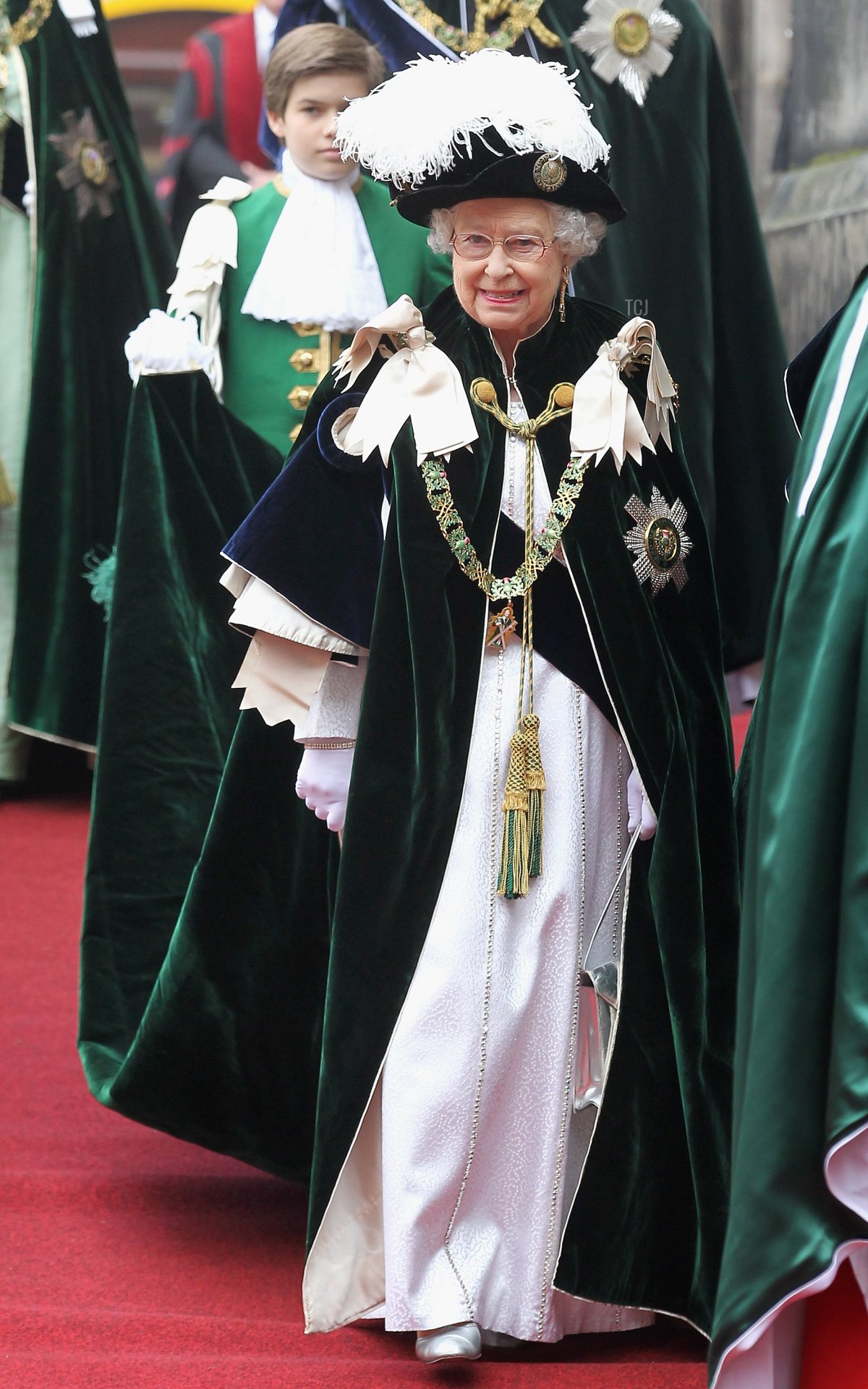 La Regina Elisabetta II sorride mentre lascia la Cattedrale di St Giles dopo la Cerimonia del Cardo il 5 luglio 2012 a Edimburgo (Chris Jackson/Getty Images)