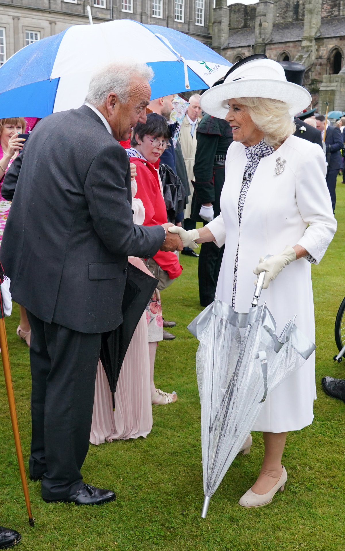 Regina Camilla partecipa a una festa in giardino al Palazzo di Holyroodhouse a Edimburgo il 4 luglio 2023 (Jonathan Brady - WPA Pool/Getty Images)