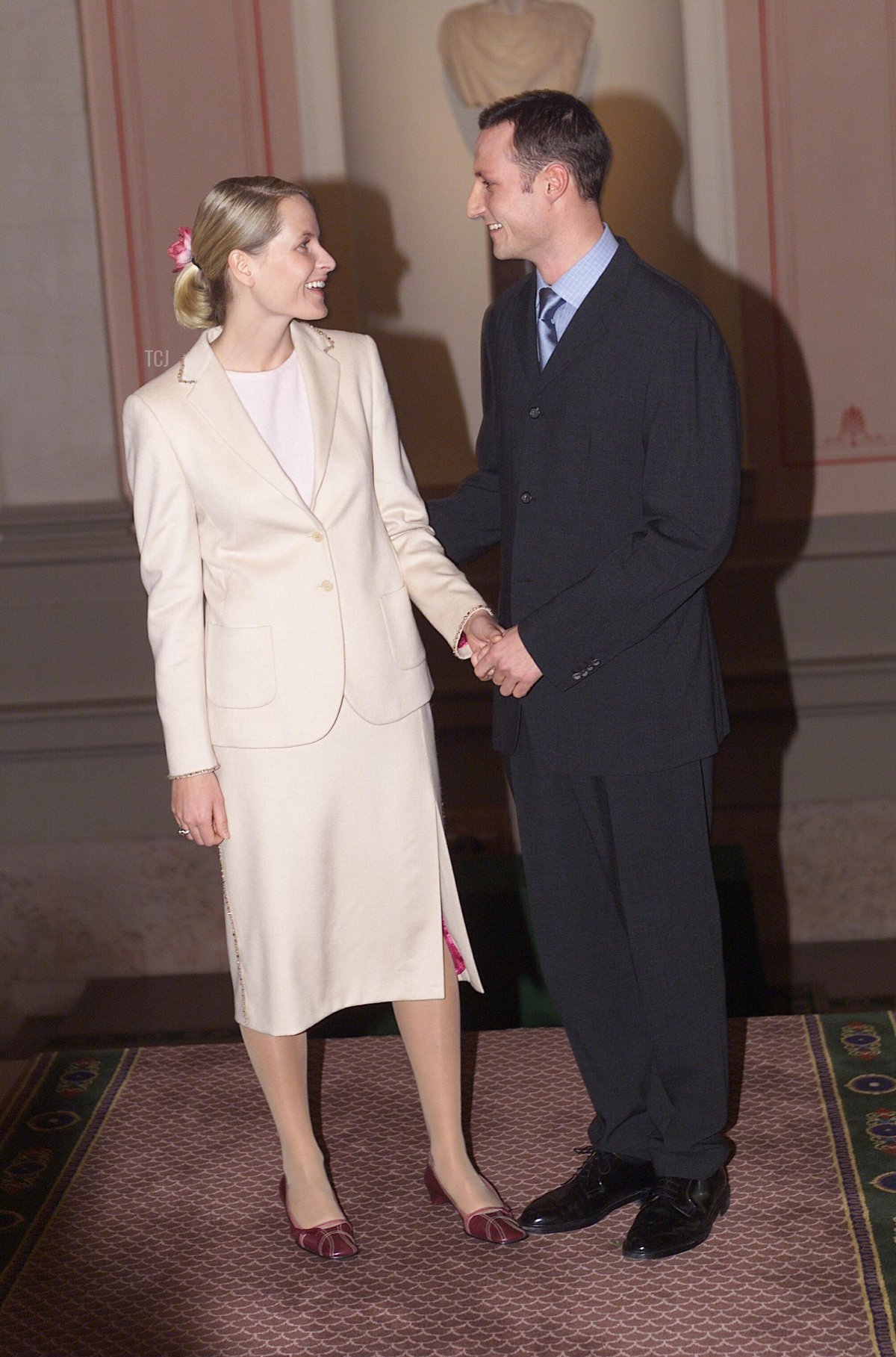 Mette-Marit Tjessem Hoiby e il Principe Ereditario Haakon di Norvegia annunciano il loro fidanzamento a Oslo il 21 gennaio 2000 (All Over Press/Getty Images)