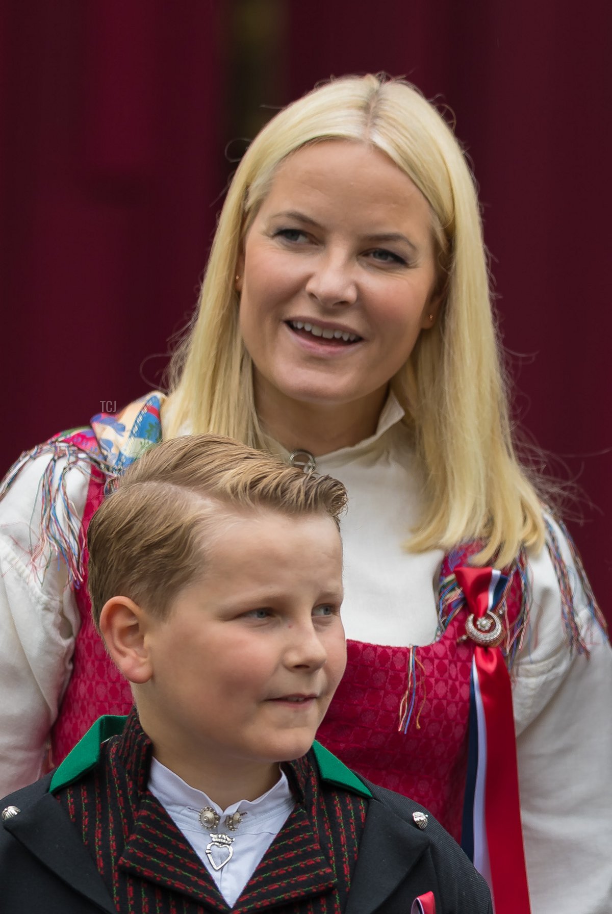 La Principessa Ereditaria Mette-Marit e il Principe Sverre Magnus di Norvegia sono ritratti durante la parata dei bambini a Skaugum nel Giorno Nazionale della Norvegia il 17 maggio 2017 ad Asker, Norvegia (Nigel Waldron/ Getty Images)