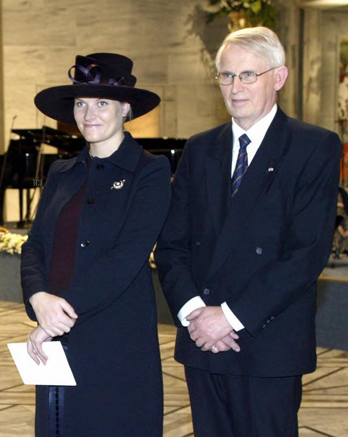 La Principessa Ereditaria Mette-Marit di Norvegia e Ole Danbolt Mjos, presidente del Comitato Nobel norvegese, sono ritratti durante la cerimonia del Premio Nobel della Pace a Oslo il 10 dicembre 2003 (TOR RICHARDSEN/AFP via Getty Images)