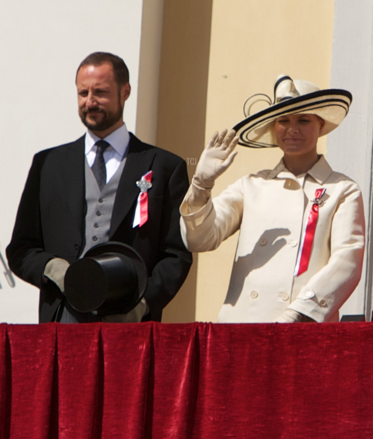 Il Principe Haakon e la Principessa Ereditaria Mette-Marit di Norvegia osservano la Parata dei Bambini dal balcone del Palazzo Reale durante il Giorno Nazionale della Norvegia il 17 maggio 2011 a Oslo, Norvegia (Ragnar Singsaas/Getty Images)