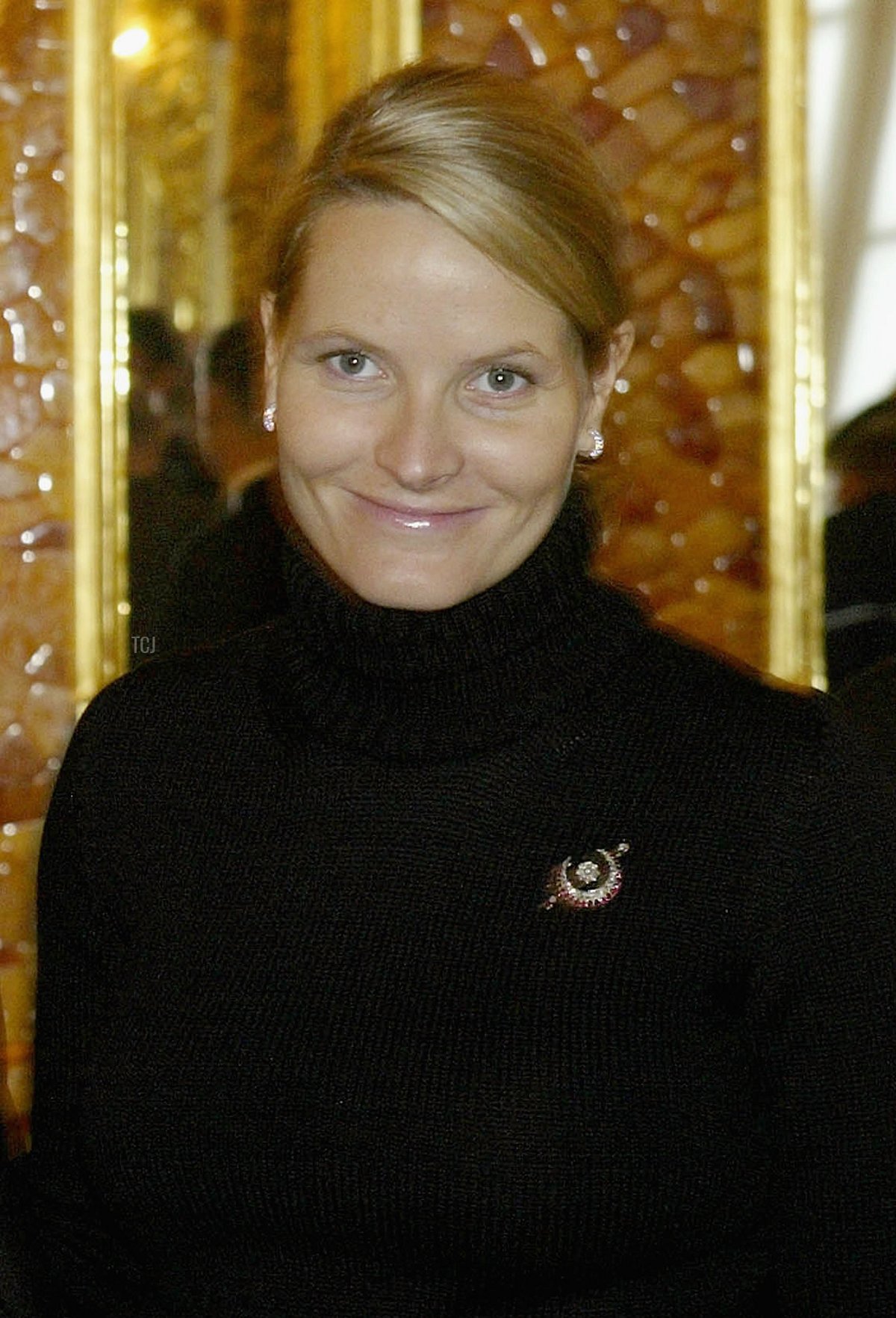 La Principessa Ereditaria Mette-Marit di Norvegia visita la Camera d'Ambra nel Palazzo Ekaterininski nel villaggio di Pushkin, vicino a San Pietroburgo, Russia, il 28 ottobre 2003 (Oleg Nikishin/Getty Images)