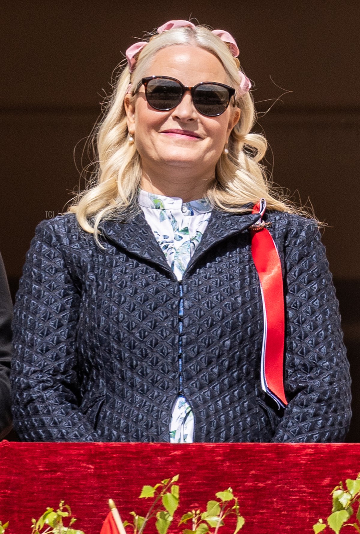 La Principessa Ereditaria Mette-Marit partecipa alla parata dei bambini al Palazzo Reale il Giorno Nazionale della Norvegia il 17 maggio 2023 a Oslo, Norvegia (Per Ole Hagen/Getty Images)