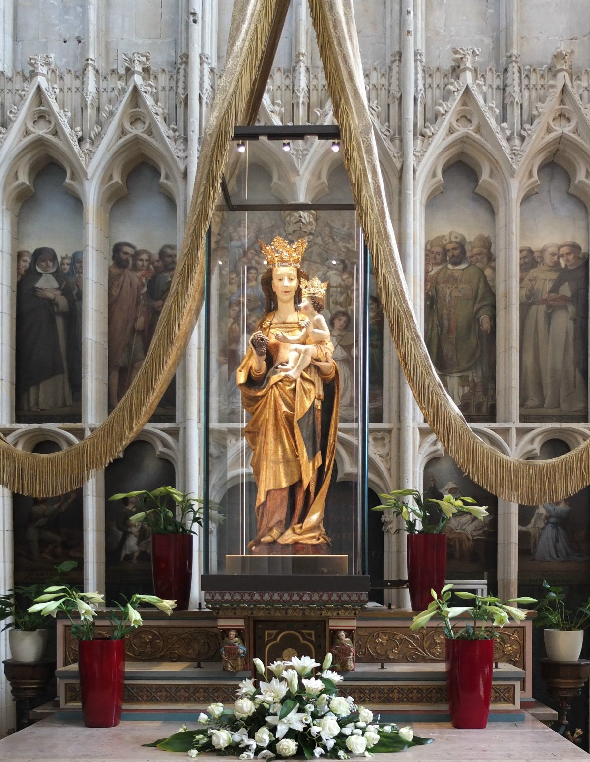 The crowned statue of Our Lady, Cause of Our Joy inside the Basilica of Our Lady in Tongeren, Belgium. ca. 2018 (Wikimedia Commons)