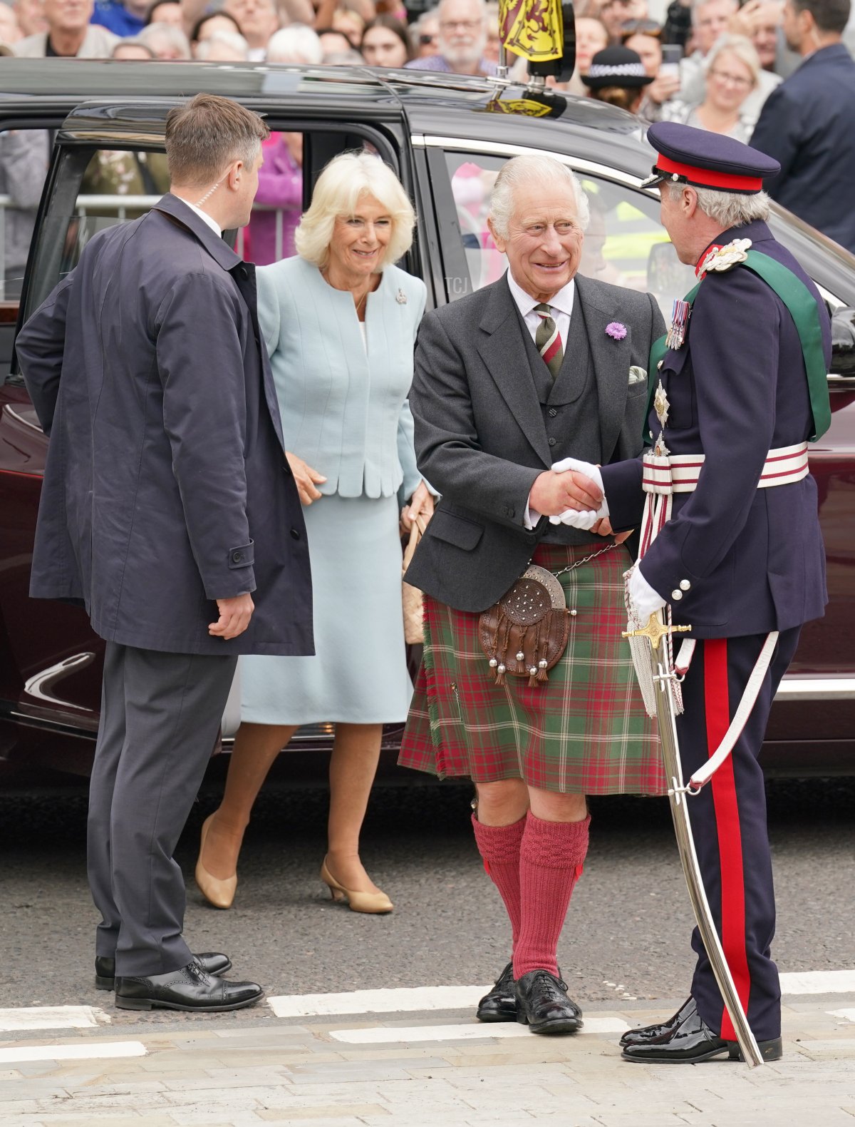 Re Carlo III e Regina Camilla visitano il mercato di Selkirk, a sud di Edimburgo, il 6 luglio 2023 (ANDREW MILLIGAN/POOL/AFP via Getty Images)