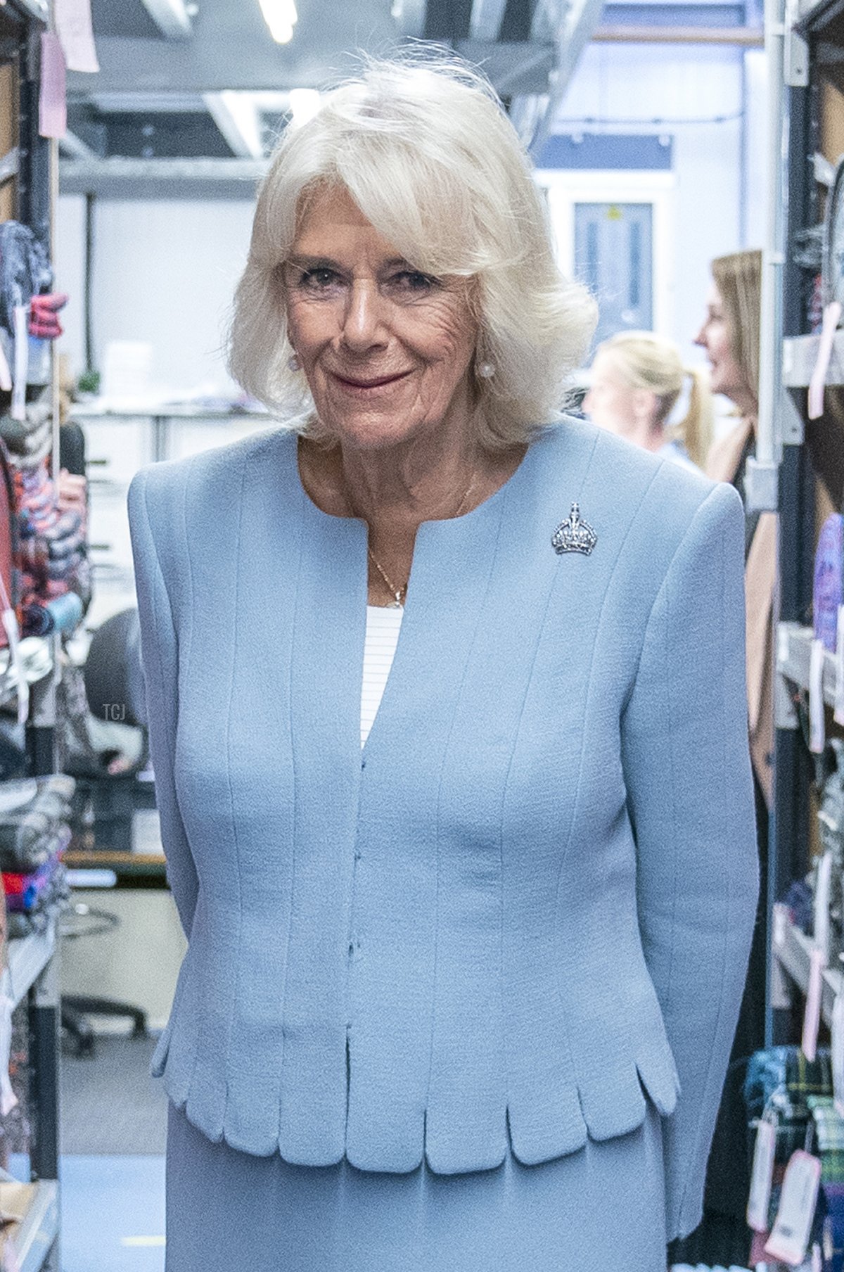 La Regina Camilla visita il mulino di tessitura di tartan Lochcarron of Scotland a Selkirk, a sud di Edimburgo, il 6 luglio 2023 (JANE BARLOW/POOL/AFP via Getty Images)