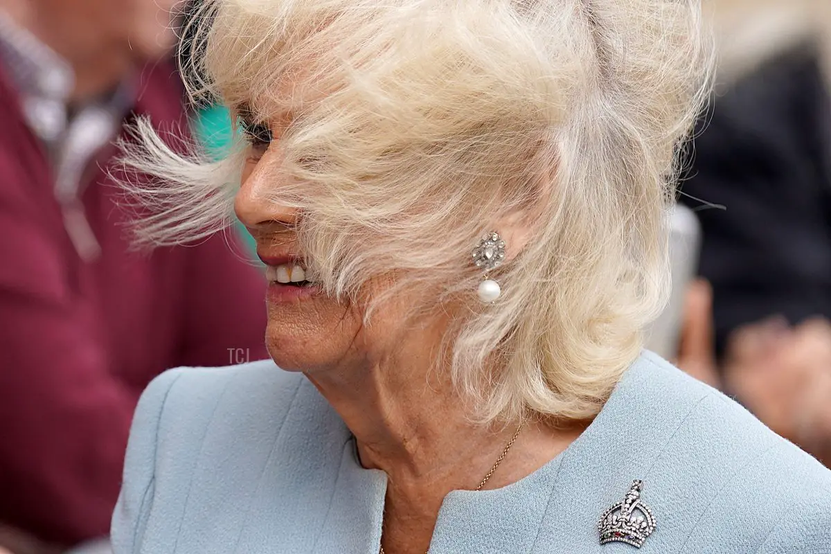 La Regina Camilla visita il mercato di Selkirk, a sud di Edimburgo, il 6 luglio 2023 (ANDREW MILLIGAN/POOL/AFP via Getty Images)