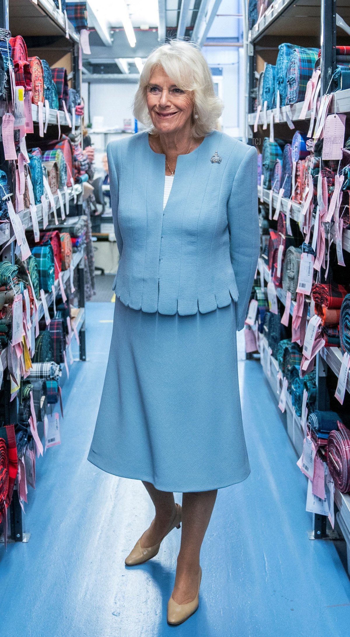 La Regina Camilla visita il mulino di tessitura di tartan Lochcarron of Scotland a Selkirk, a sud di Edimburgo, il 6 luglio 2023 (JANE BARLOW/POOL/AFP via Getty Images)