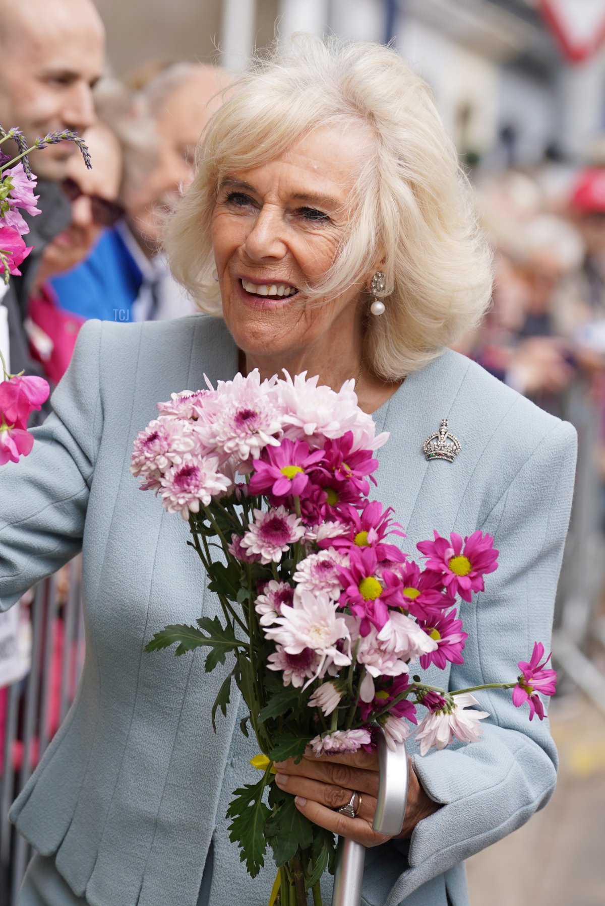 La Regina Camilla visita il mercato di Selkirk, a sud di Edimburgo, il 6 luglio 2023 (ANDREW MILLIGAN/POOL/AFP via Getty Images)