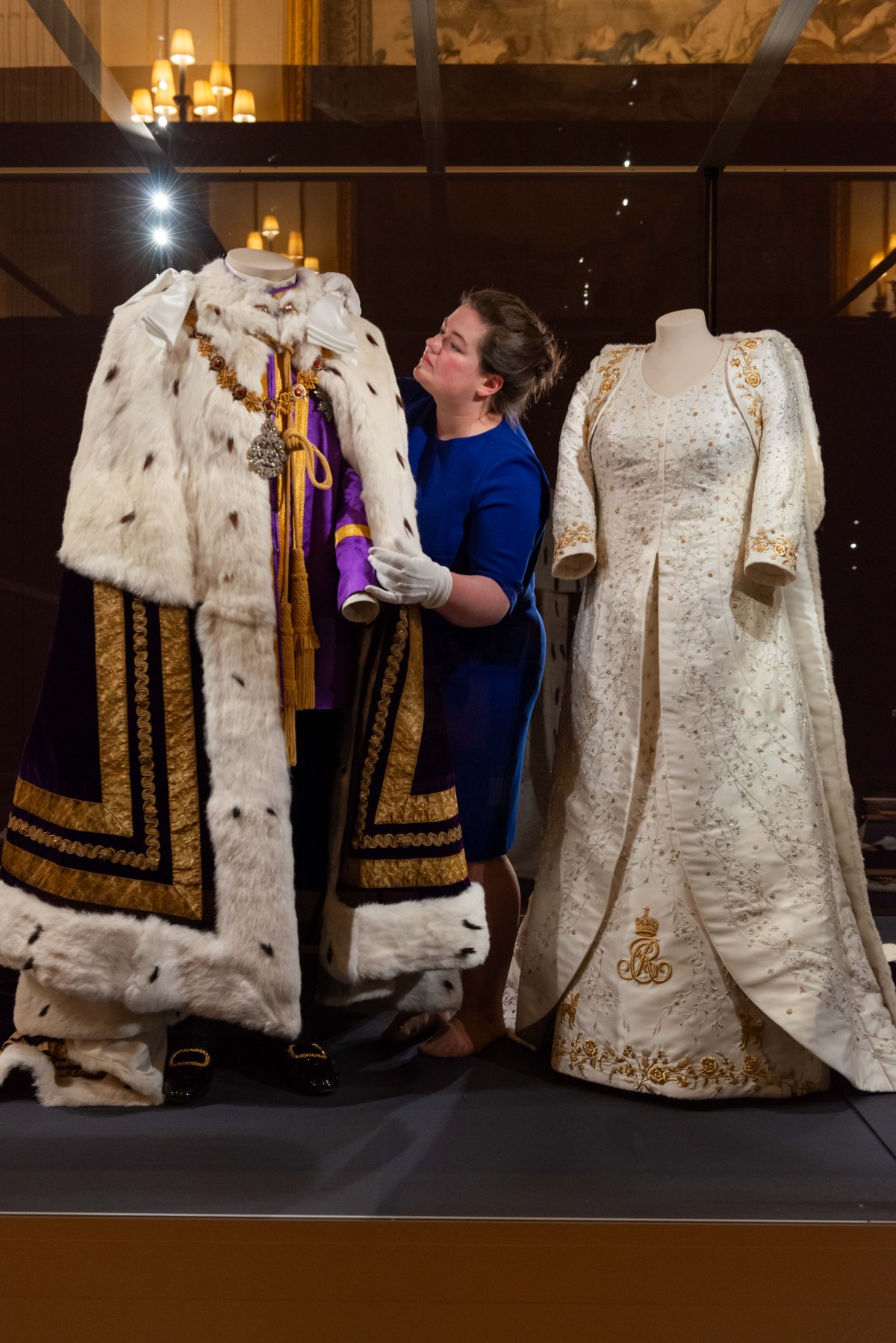 Outfits da incoronazione di Re Carlo III e Regina Camilla presentati al pubblico per la prima volta a Buckingham Palace, luglio 2023 (Royal Collection Trust)