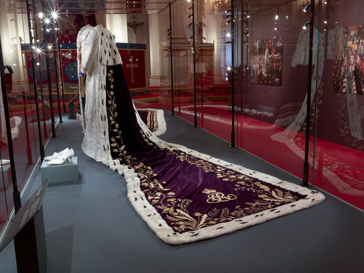 Outfits da incoronazione di Re Carlo III e Regina Camilla presentati al pubblico per la prima volta a Buckingham Palace, luglio 2023 (Royal Collection Trust)