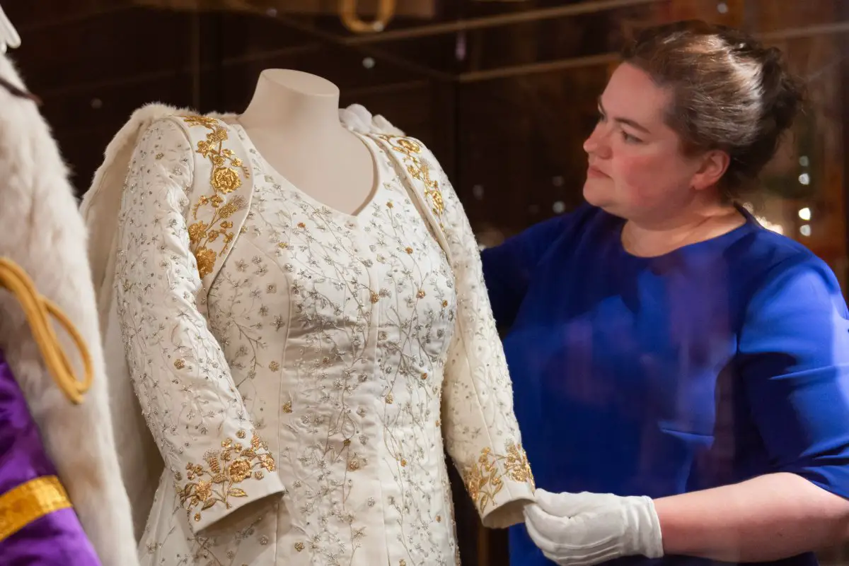 Outfits da incoronazione di Re Carlo III e Regina Camilla presentati al pubblico per la prima volta a Buckingham Palace, luglio 2023 (Royal Collection Trust)