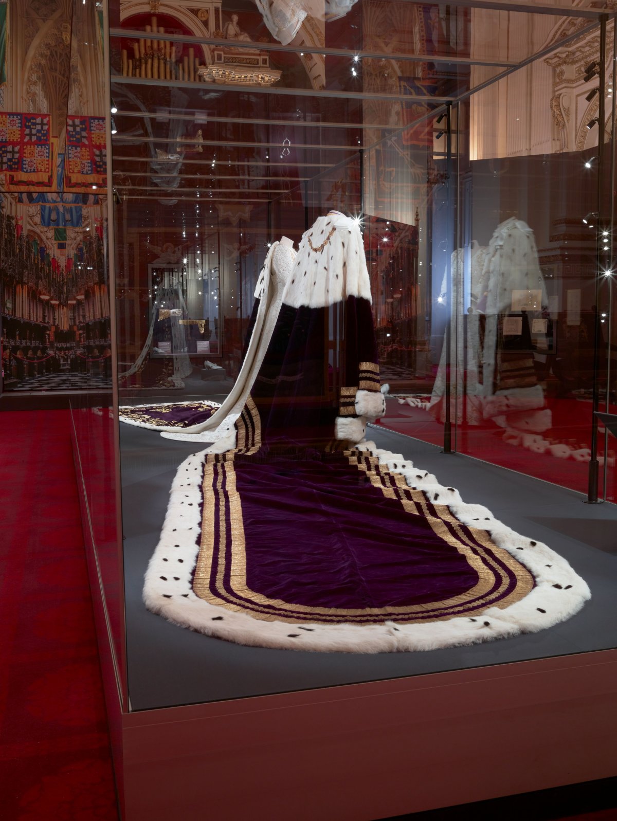 Outfits da incoronazione di Re Carlo III e Regina Camilla presentati al pubblico per la prima volta a Buckingham Palace, luglio 2023 (Royal Collection Trust)