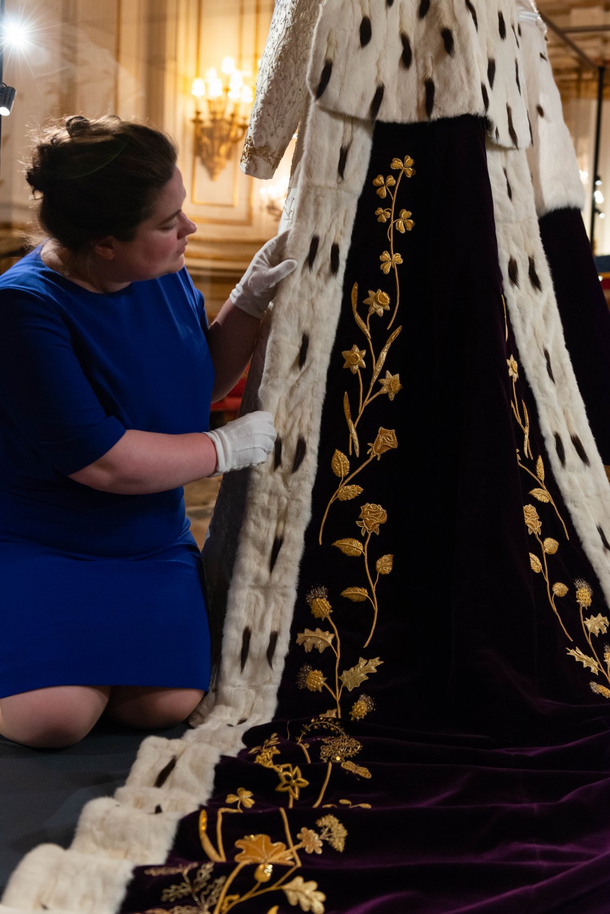 Outfits da incoronazione di Re Carlo III e Regina Camilla presentati al pubblico per la prima volta a Buckingham Palace, luglio 2023 (Royal Collection Trust)