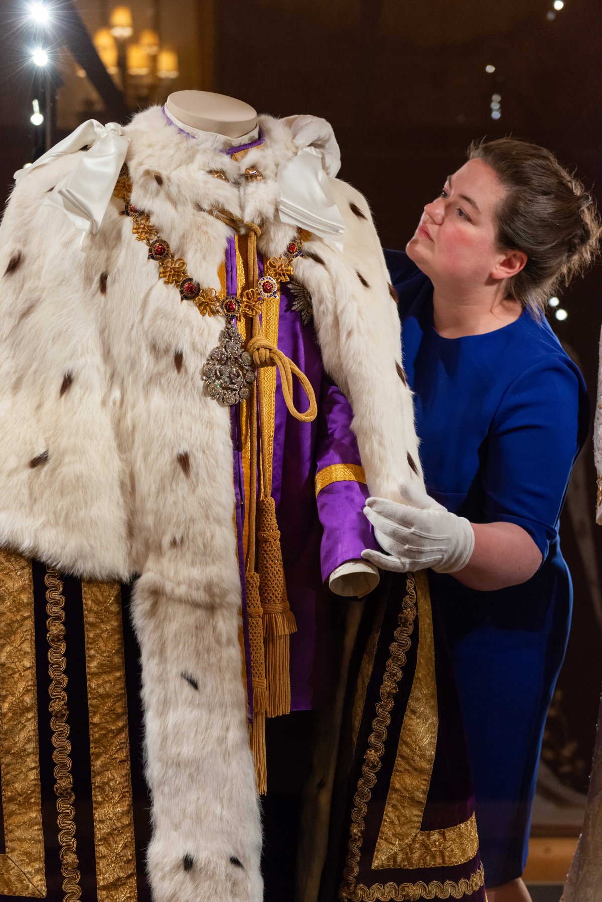 Outfits da incoronazione di Re Carlo III e Regina Camilla presentati al pubblico per la prima volta a Buckingham Palace, luglio 2023 (Royal Collection Trust)