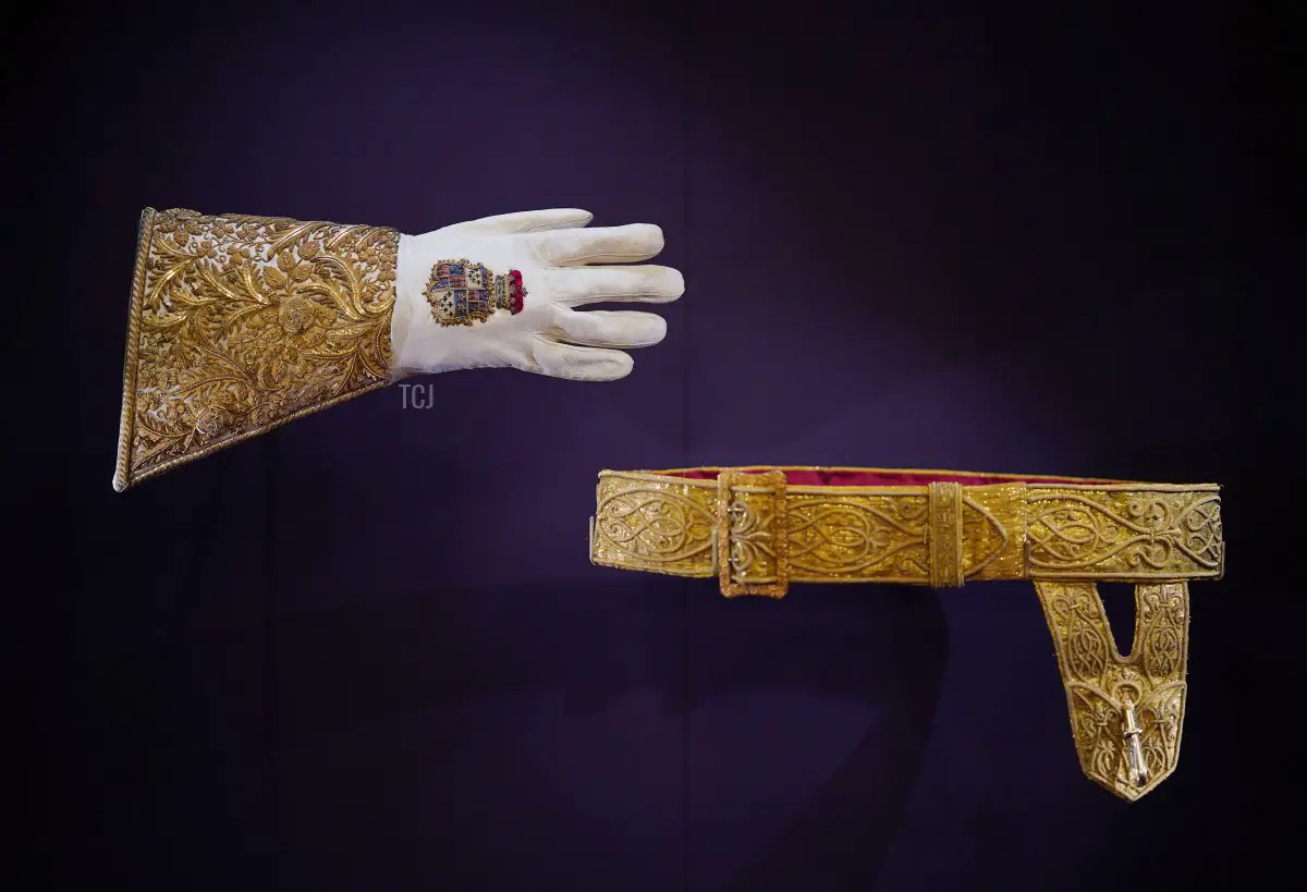 Outfits da incoronazione di Re Carlo III e Regina Camilla presentati al pubblico per la prima volta a Buckingham Palace, luglio 2023 (Yui Mok/PA Images/Alamy)