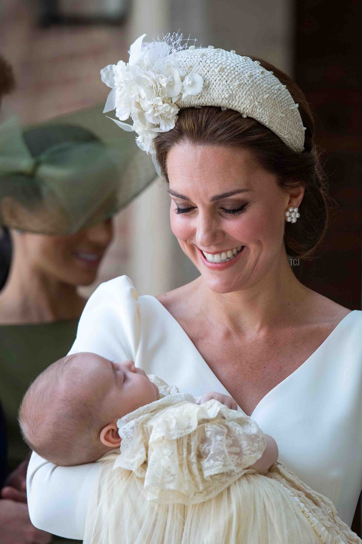 La Duchessa di Cambridge è fotografata con suo figlio, il Principe Louis, al loro arrivo per il suo servizio di battesimo nella Cappella Reale, a St James's Palace a Londra il 9 luglio 2018 (DOMINIC LIPINSKI/AFP via Getty Images)