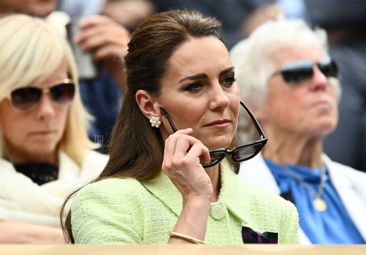 La Principessa di Galles assiste alla finale di tennis singolare femminile tra l'orsetta tunisina Ons Jabeur e la ceca Marketa Vondrousova nel tredicesimo giorno dei Campionati di Wimbledon 2023 presso l'All England Lawn Tennis Club di Wimbledon, Londra sud-ovest, il 15 luglio 2023 (SEBASTIEN BOZON/AFP via Getty Images)