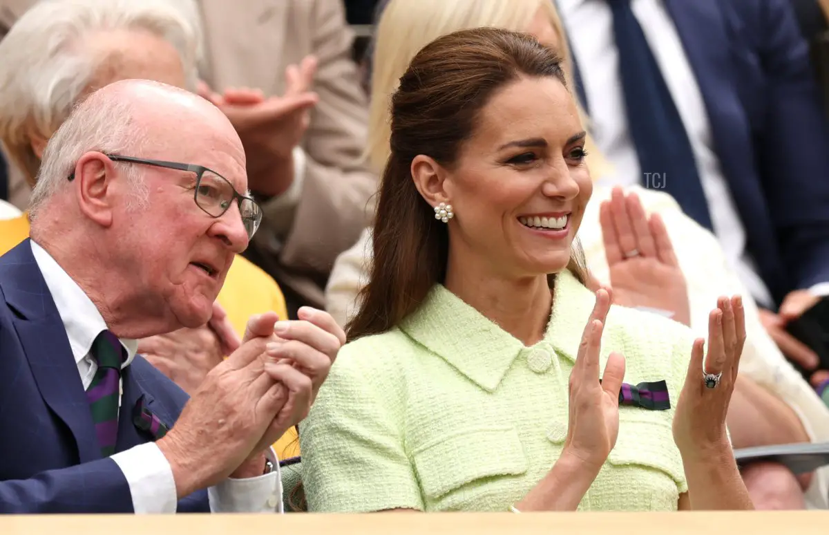 La Principessa di Galles, con il chairman dell'AELTC Ian Hewitt, assiste alla finale di tennis singolare femminile tra l'orsetta tunisina Ons Jabeur e la ceca Marketa Vondrousova nel tredicesimo giorno dei Campionati di Wimbledon 2023 all'All England Lawn Tennis Club di Wimbledon, Londra sud-ovest, il 15 luglio 2023 (Clive Brunskill/Getty Images)