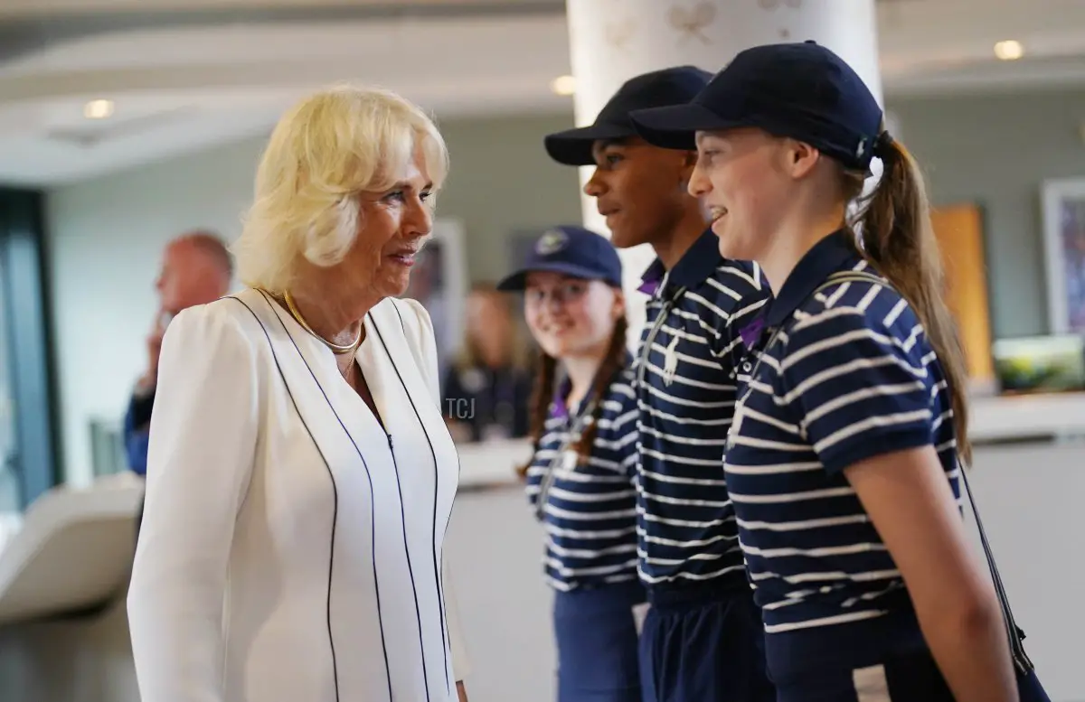 La Regina Camilla incontra il raccattapalle Sean e le raccattapalle Larissa e Cassie mentre arriva per la sua visita nel decimo giorno dei Campionati di Wimbledon 2023 all'All England Lawn Tennis and Croquet Club il 12 luglio 2023 a Londra, Inghilterra (Victoria Jones - Pool/Getty Images)