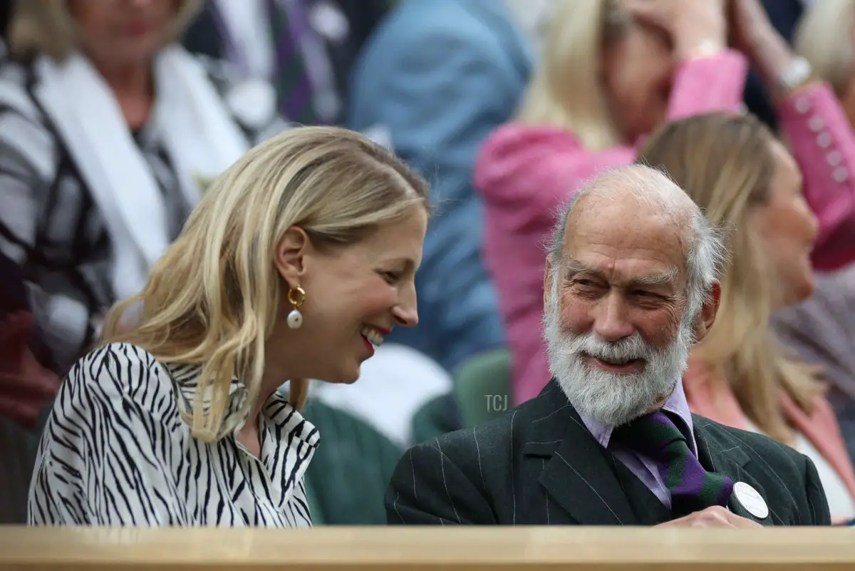 Lady Gabriella Kingston e il Principe Michael di Kent sono fotografati nel secondo giorno dei Campionati di Wimbledon 2023 all'All England Tennis Club di Wimbledon, Londra sud-ovest, il 4 luglio 2023 (ADRIAN DENNIS/AFP via Getty Images)