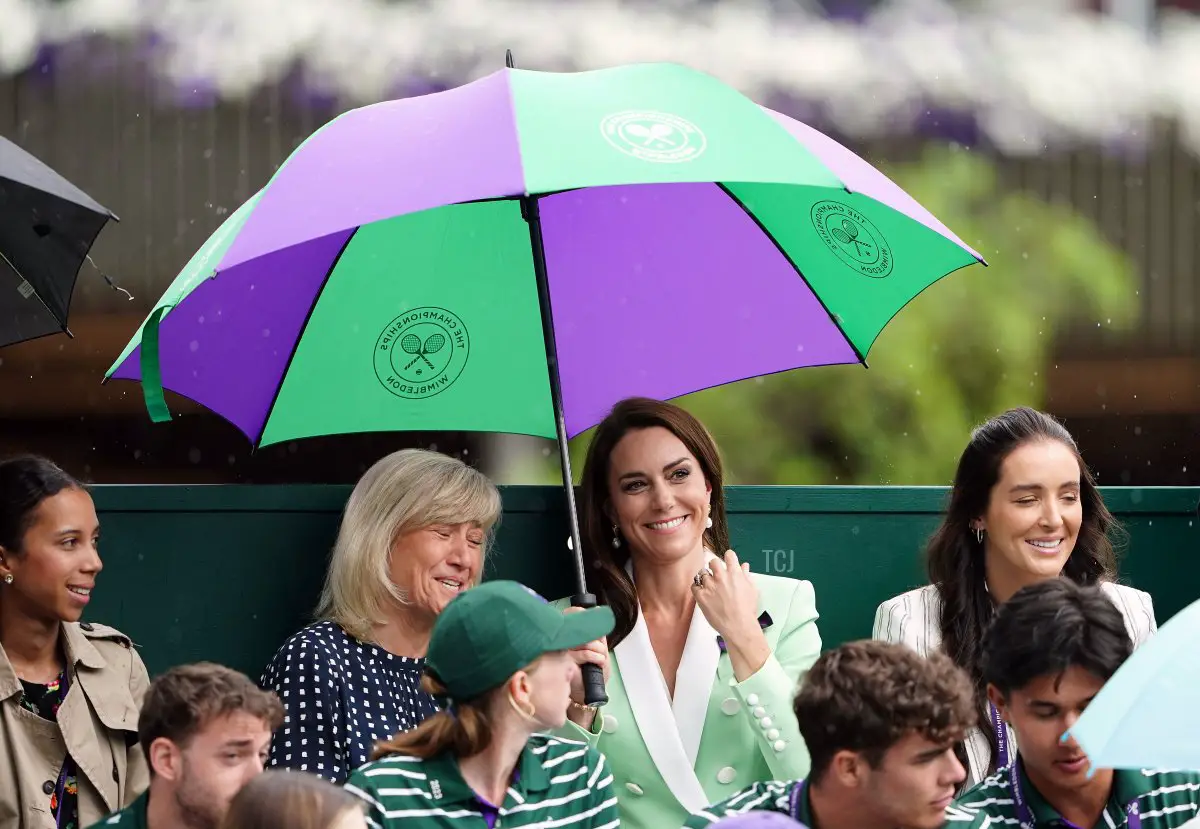 La Principessa di Galles è fotografata con Deborah Jevans durante il secondo giorno dei Campionati di Wimbledon 2023 all'All England Lawn Tennis and Croquet Club il 4 luglio 2023 (Zac Goodwin - Pool/Getty Images)