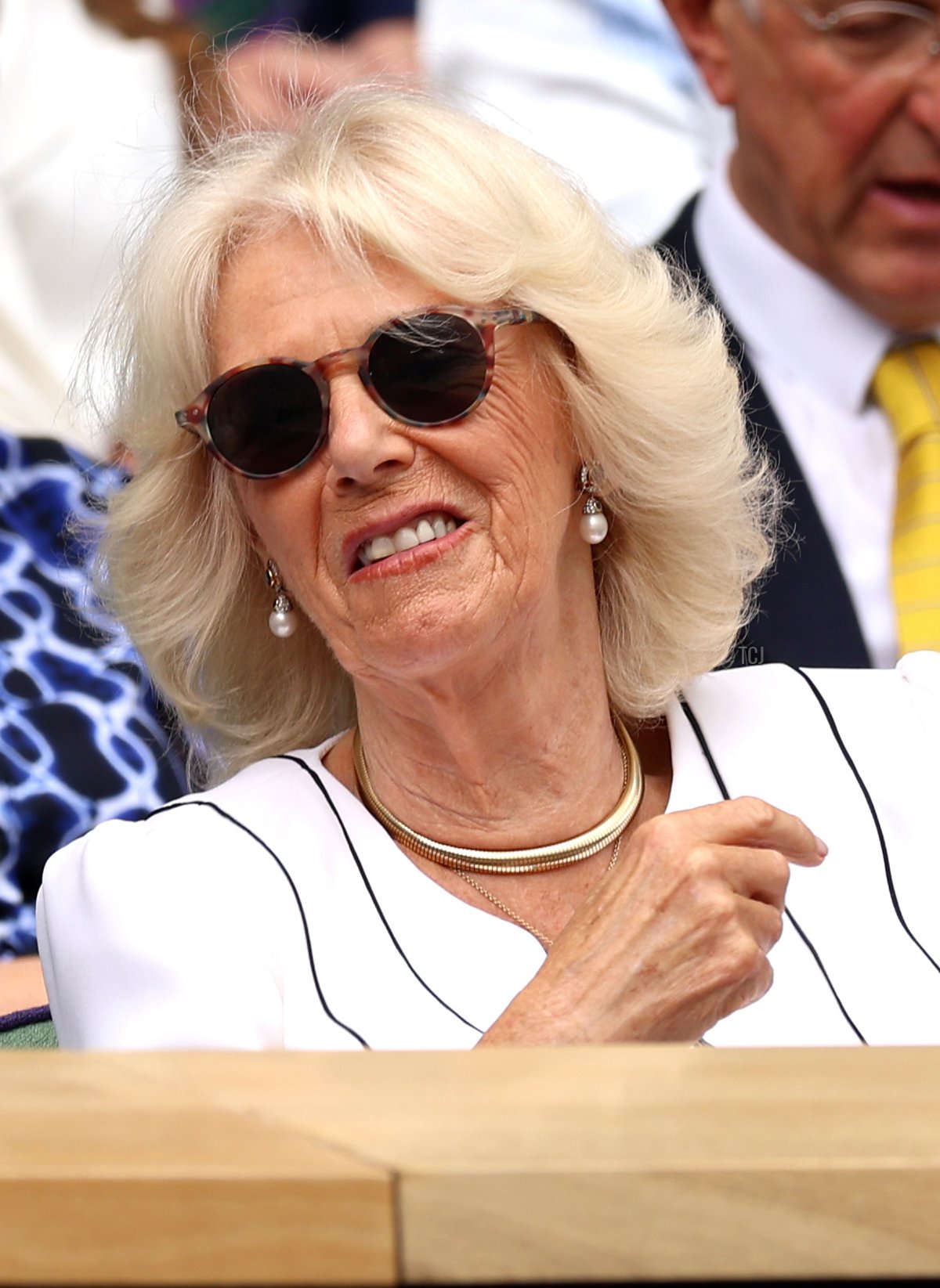 La Regina Camilla è fotografata durante il decimo giorno dei Campionati di Wimbledon 2023 all'All England Lawn Tennis and Croquet Club il 12 luglio 2023 a Londra, Inghilterra (Clive Brunskill/Getty Images)